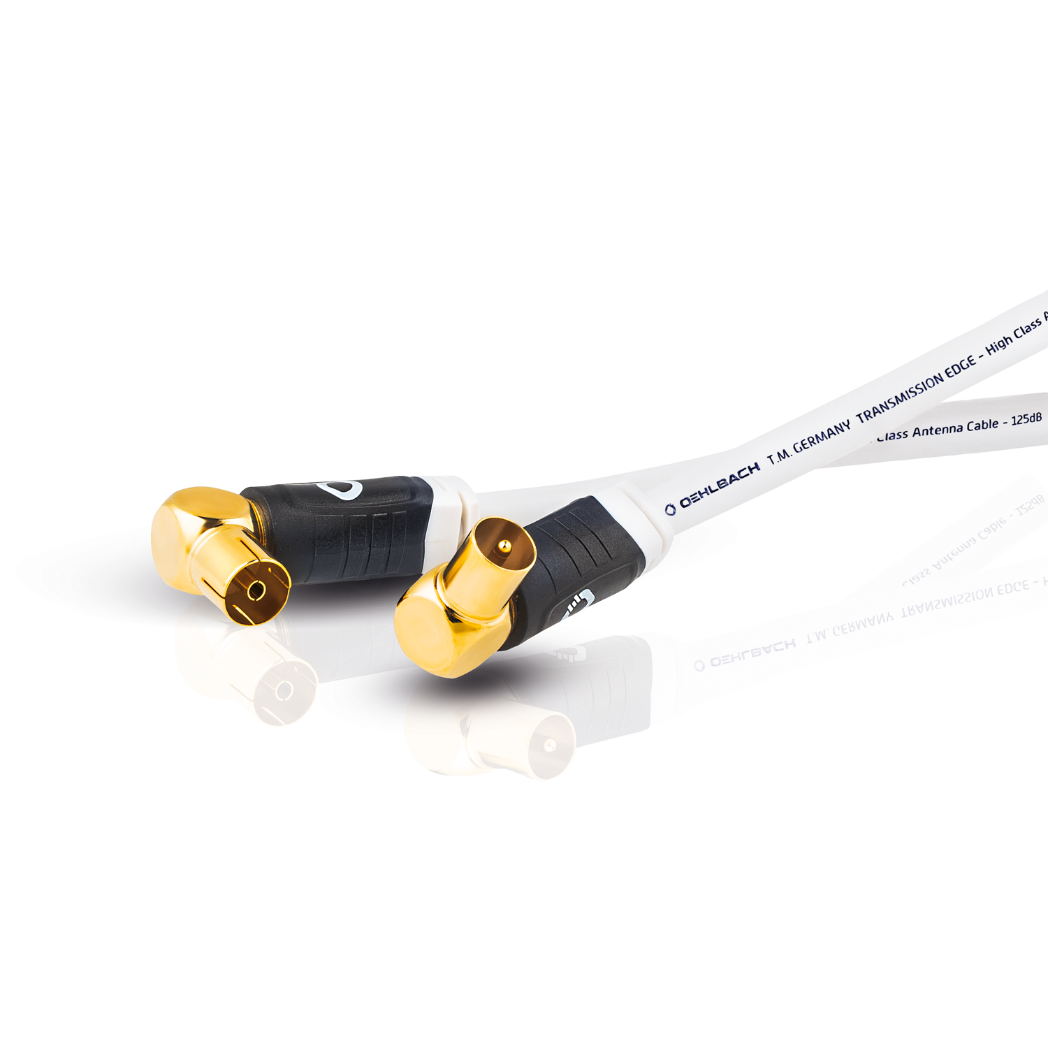 Weißes Koaxialkabel mit Goldsteckern, schräge Aufnahme.