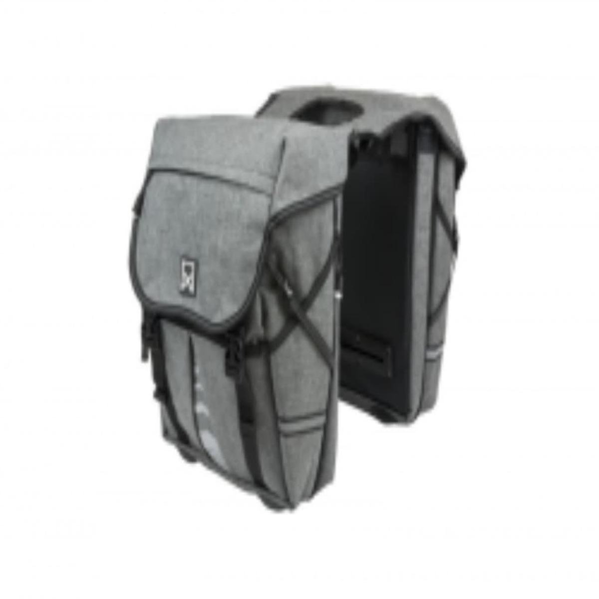 Szare torby rowerowe z białym tłem. Torby są montowane z boku i mają zamknięcie na klapę.