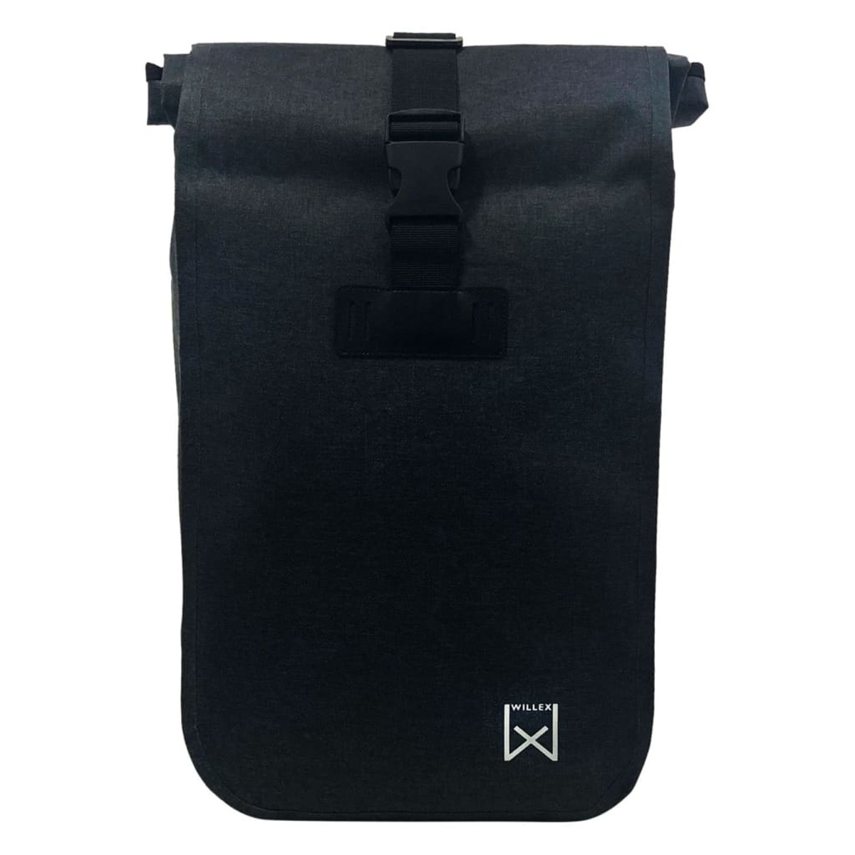 Ein schwarzer und grauer Rucksack mit gerolltem Oberteil und Schnallenverschluss. Das Markenlogo ist sichtbar.