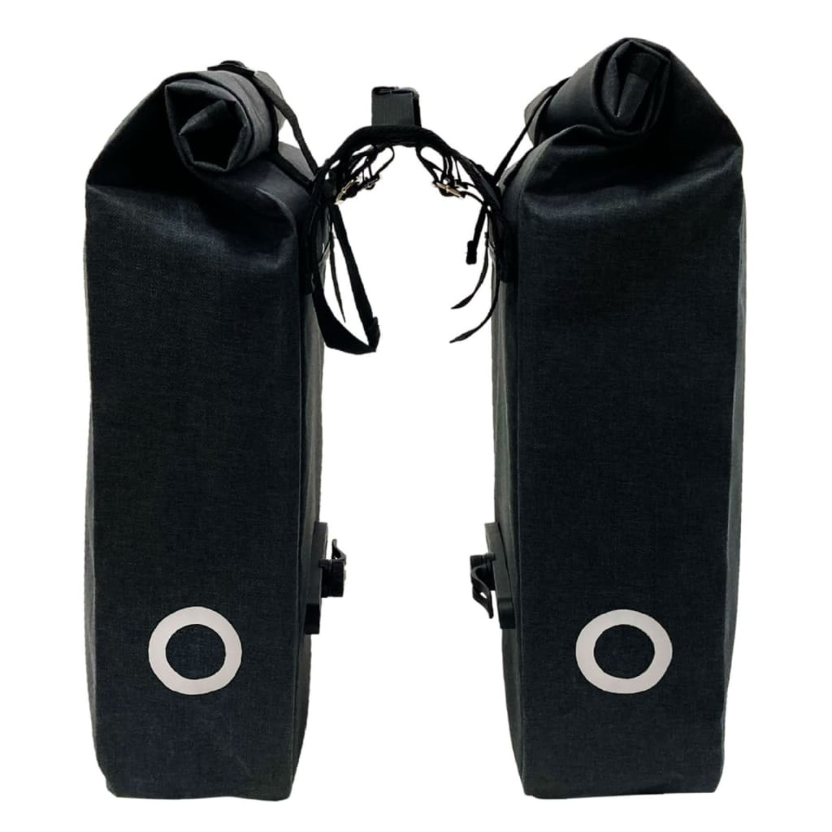 Schwarze Fahrradpacktaschen, zwei Taschen verbunden, mit weißen reflektierenden Kreisen an der Seite.