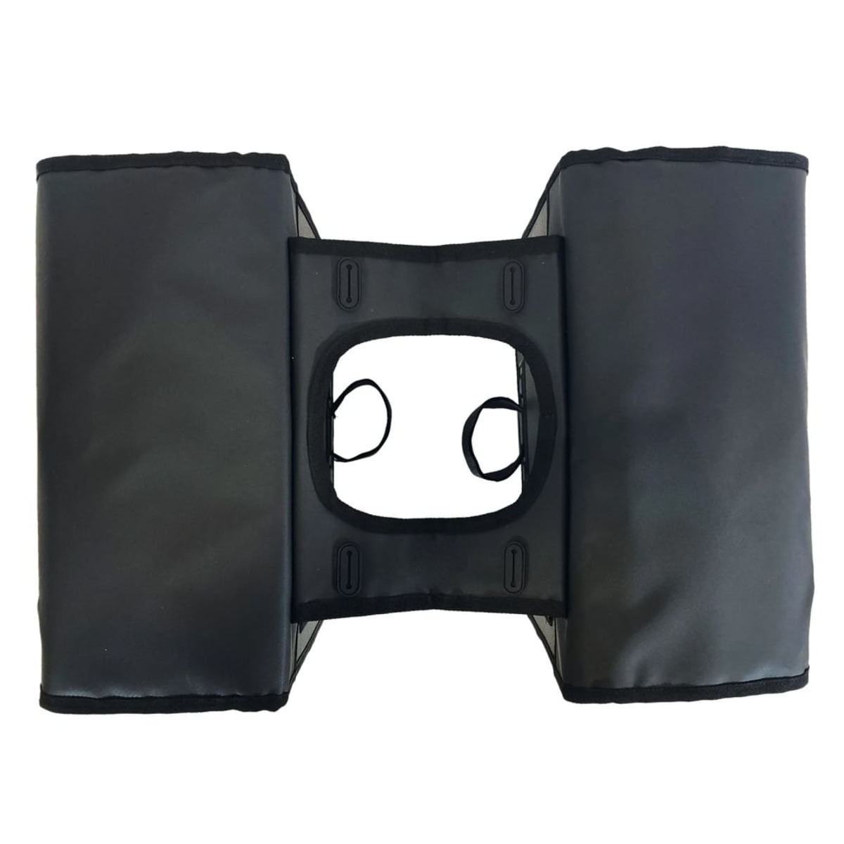 Schwarze Satteltaschen mit einer zentralen Öffnung, auf einer weißen Oberfläche montiert. Die Taschen haben eine rechteckige Form.