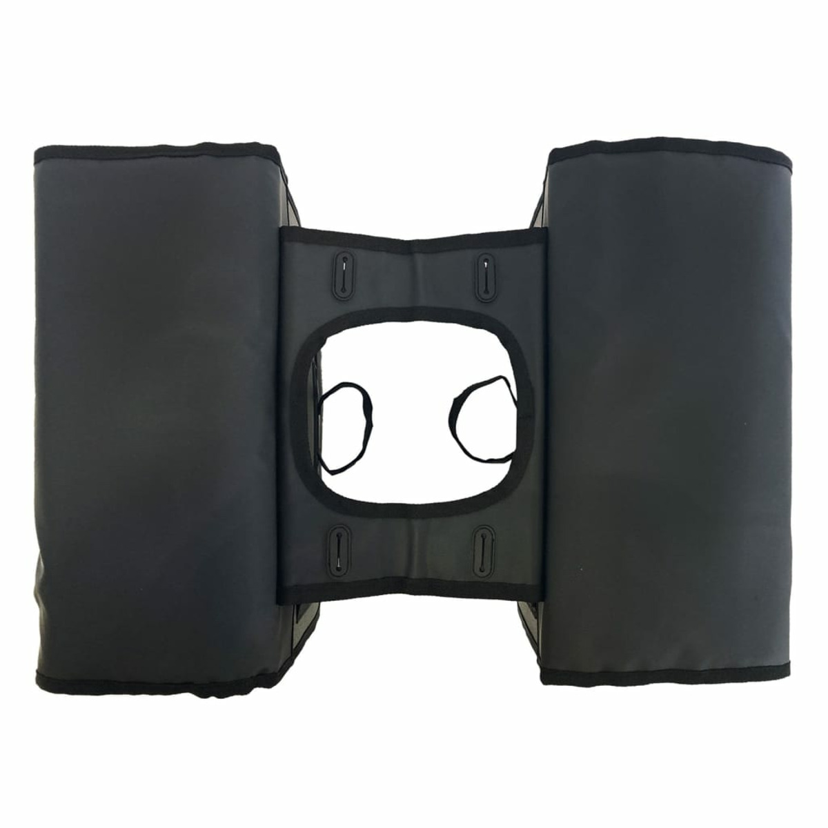Eine schwarze Satteltasche mit einem Loch in der Mitte. Die Satteltasche befindet sich auf weißem Hintergrund.