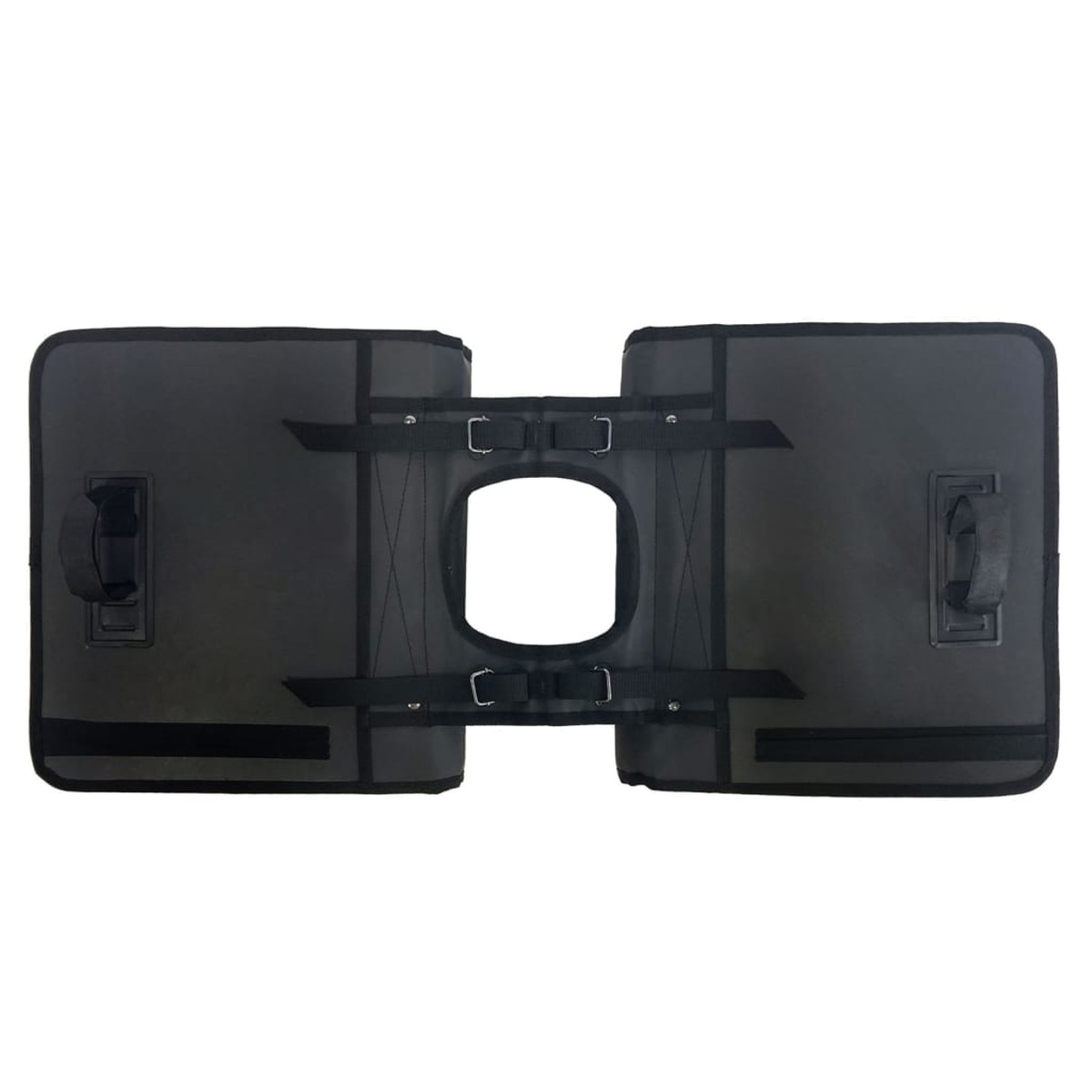 Zwei graue Motorrad-Satteltaschen. Schwarze Riemen und Griffe. Weißer Hintergrund.