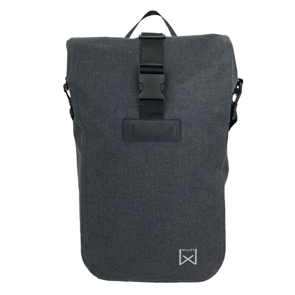 Grauer Rucksack mit schwarzen Riemen und Schnalle. Weißer Hintergrund.