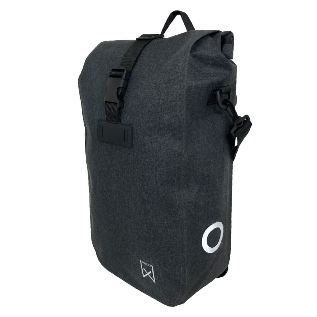 Dunkelgraue Stofftasche mit schwarzem Riemen, Schnalle und weißem Logo.