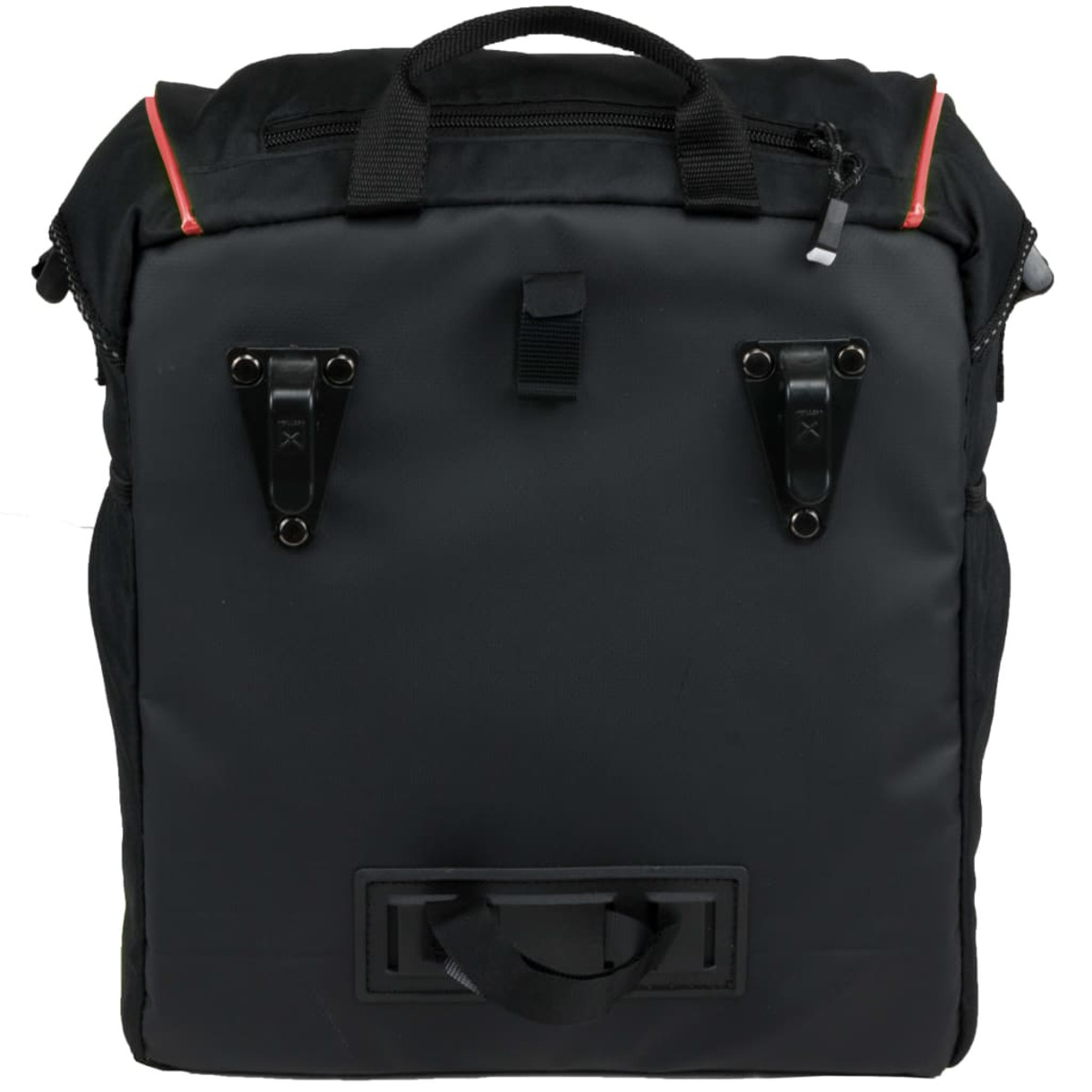 Eine schwarze Tasche mit roten Akzenten und schwarzer Befestigungshardware, Griff oben. Merkmale sind sichtbar.