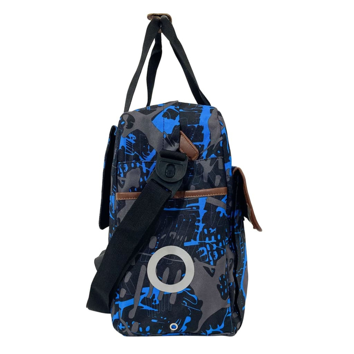 Seitenansicht einer Tasche mit blau-schwarzen Mustern, braunen Akzenten und einem schwarzen Riemen.
