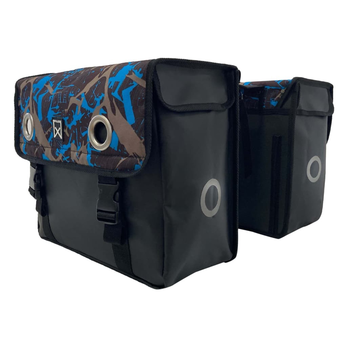 Zwei schwarze Fahrradtaschen mit blau-braunem Camouflage-Muster, mit silbernen Ösen.