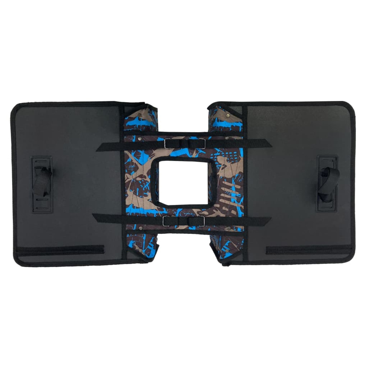 Schwarze und Camouflage-gepolsterte Fahrradtasche, in der Mitte offen. Gurte und Griffe sind sichtbar.