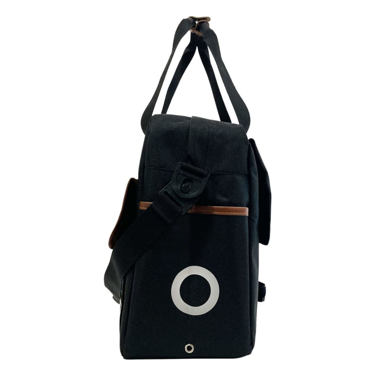 Schwarze Seitenansicht einer Tasche mit weißem Kreissymbol und braunen Akzenten.