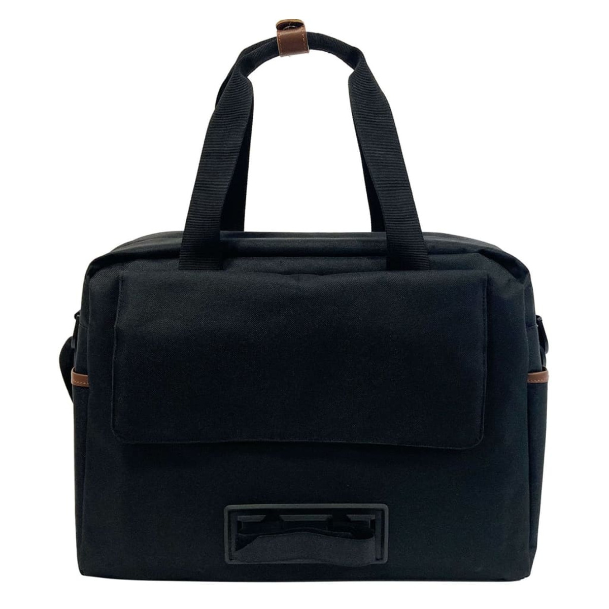 Schwarze Tragetasche mit braunen Griffen, auf weißem Hintergrund. Mit einer Vordertasche.