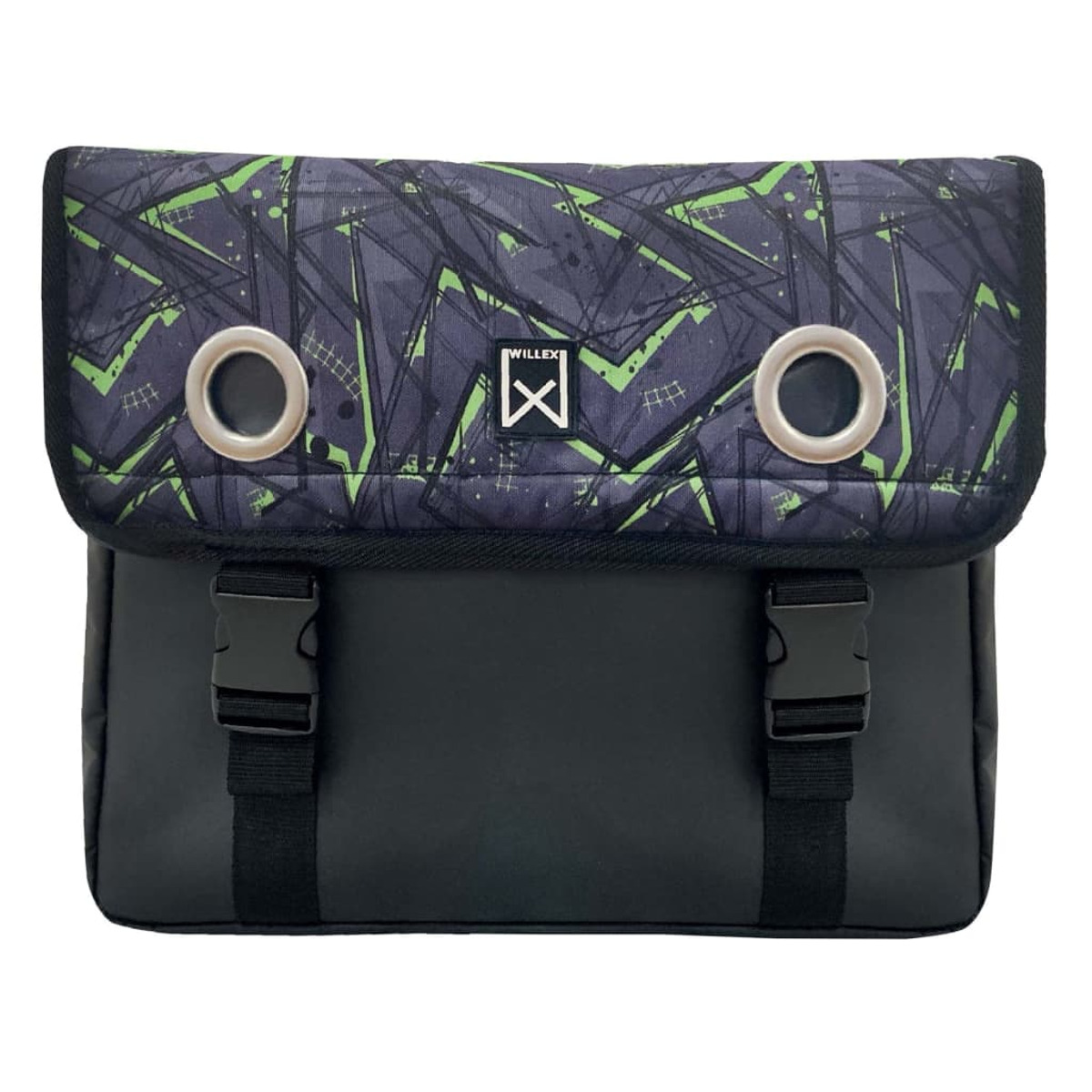 Eine schwarze Tasche mit Klappe und Schnallen, mit einem grün-grau gemusterten Oberteil.