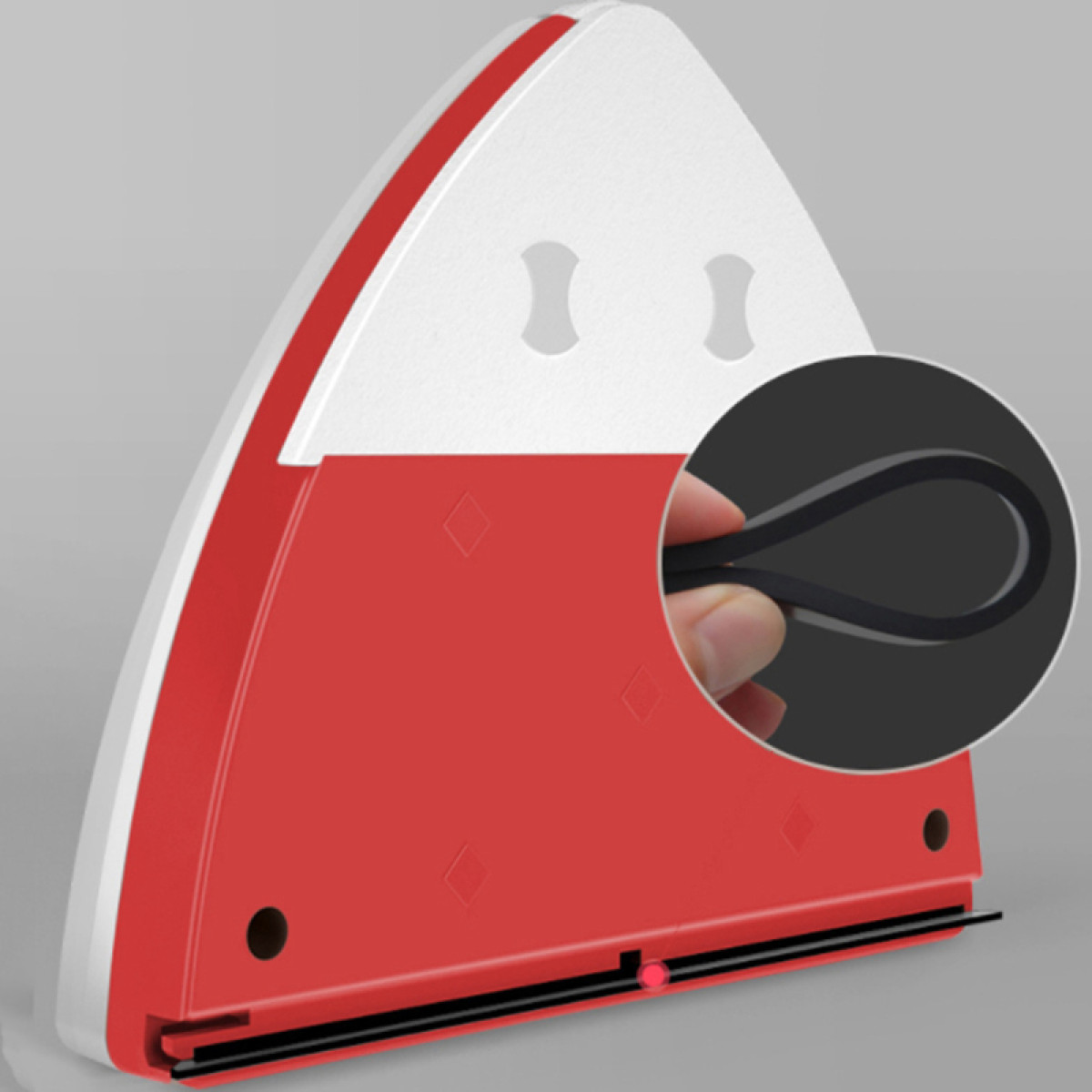 Un nettoyeur de vitres rouge et blanc avec une raclette en caoutchouc noir. Un gros plan montre le caoutchouc.