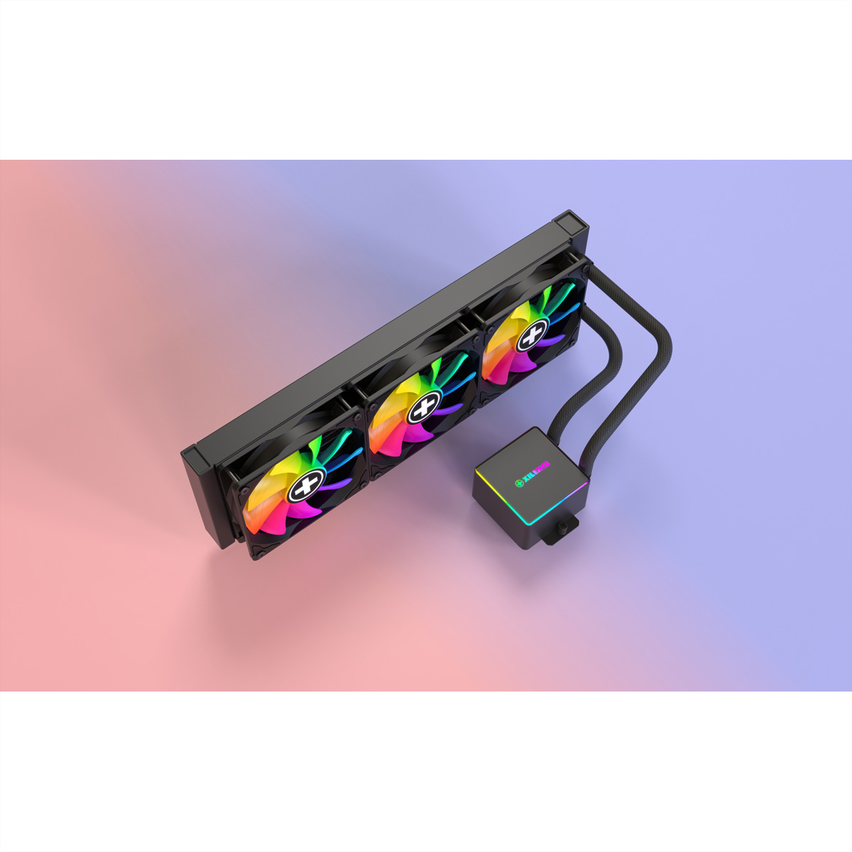 Chłodnica cieczy z trzema wentylatorami ze kolorowymi światłami. Chłodnica jest czarna z małym pudełkiem kontrolnym.