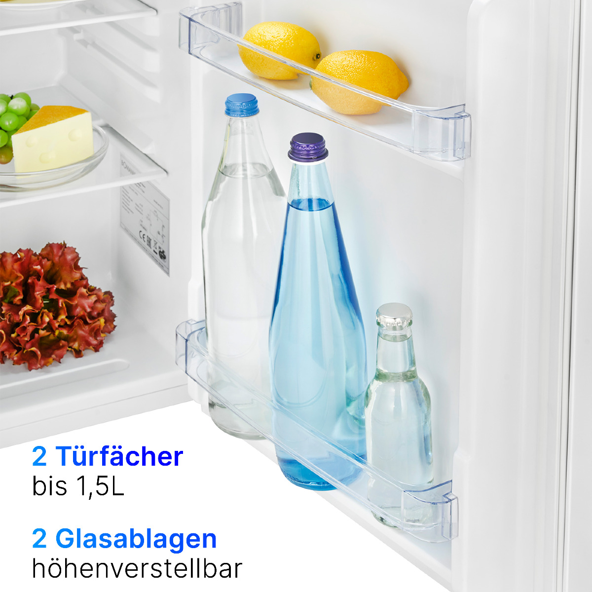 Kühlschrankinnenraum mit Wasserflaschen, Käse, Salat. Text: 2 Türfächer, 2 verstellbare Glasablagen.