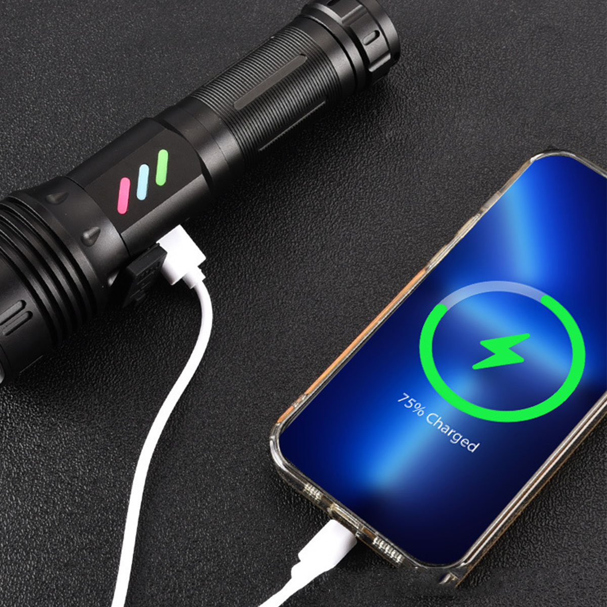Eine schwarze Taschenlampe lädt ein Telefon. Das Telefon zeigt eine 75%-Ladung an.