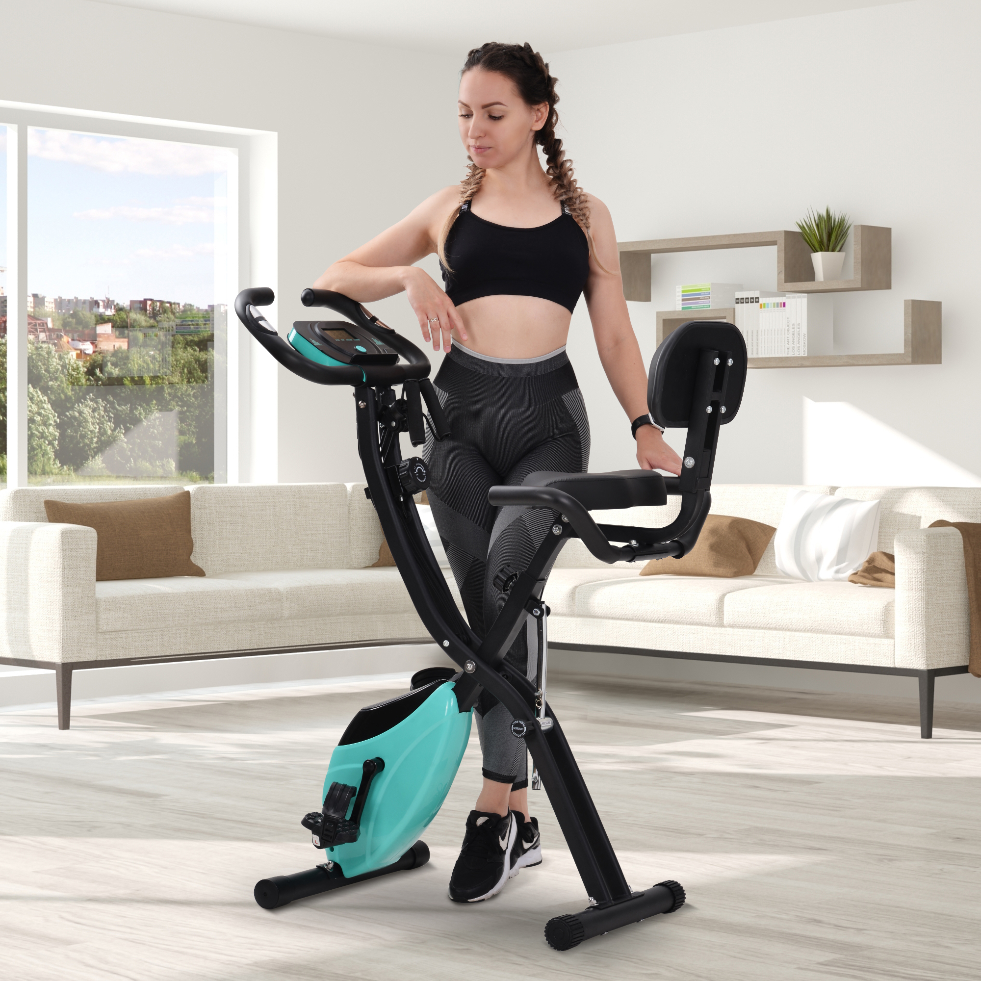 Frau auf einem Heimtrainer, die sich an den Griff lehnt. Im Hintergrund ein modernes Wohnzimmer.