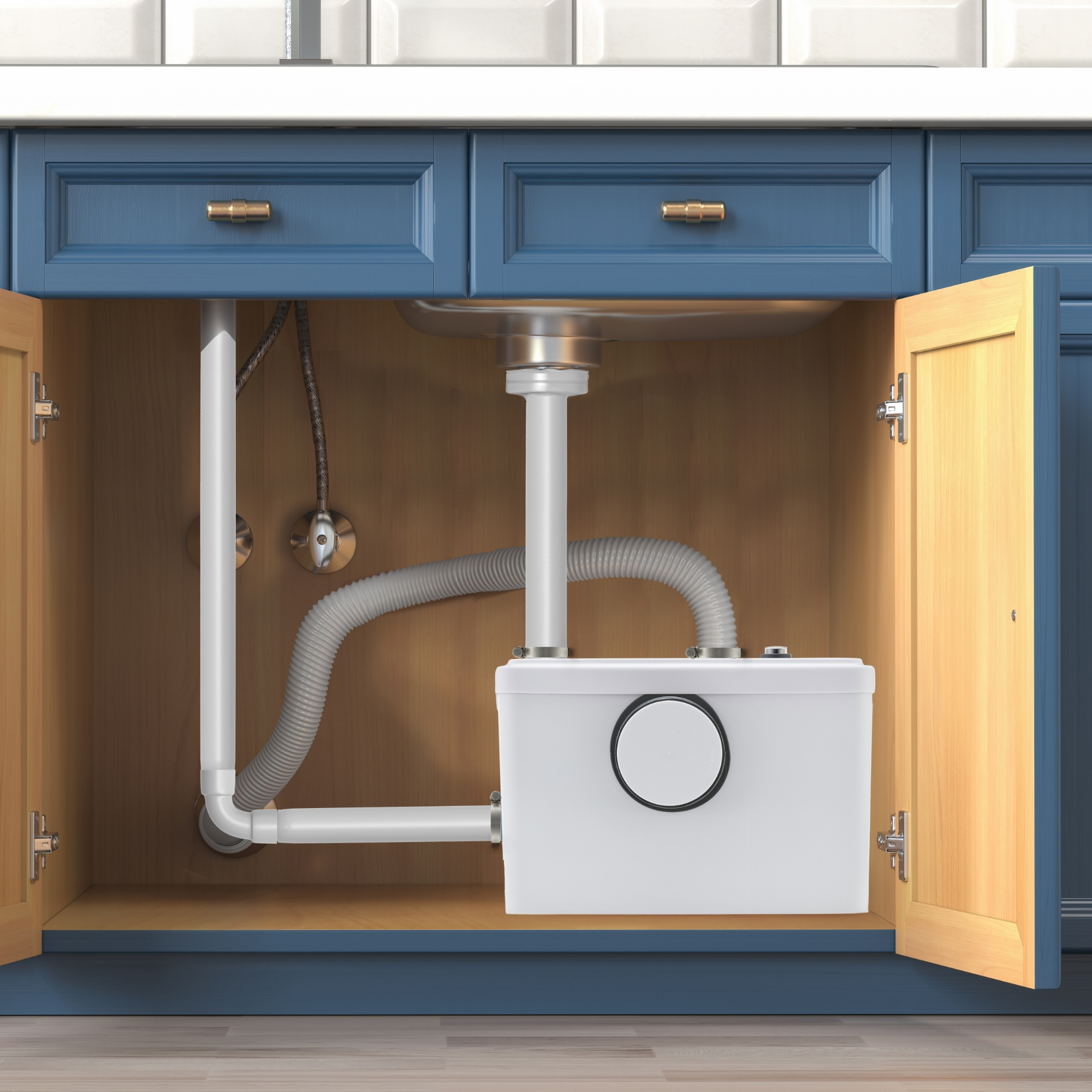 Küchenspüleninstallation. Weiße Pumpe und Rohre unter blauem Schrank mit offenen Türen.