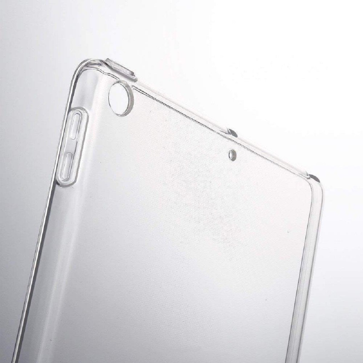 Eine klare, transparente Tablethülle. Die Hülle besteht aus Kunststoff und hat eine Taste und ein Kamer Loch. Weißer Hintergrund.