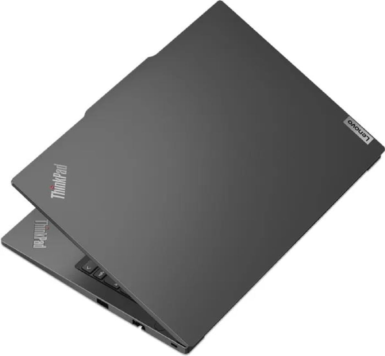 Ciemnoszary laptop Lenovo ThinkPad jest lekko otwarty na białym tle. Logo ThinkPad jest widoczne na pokrywie.