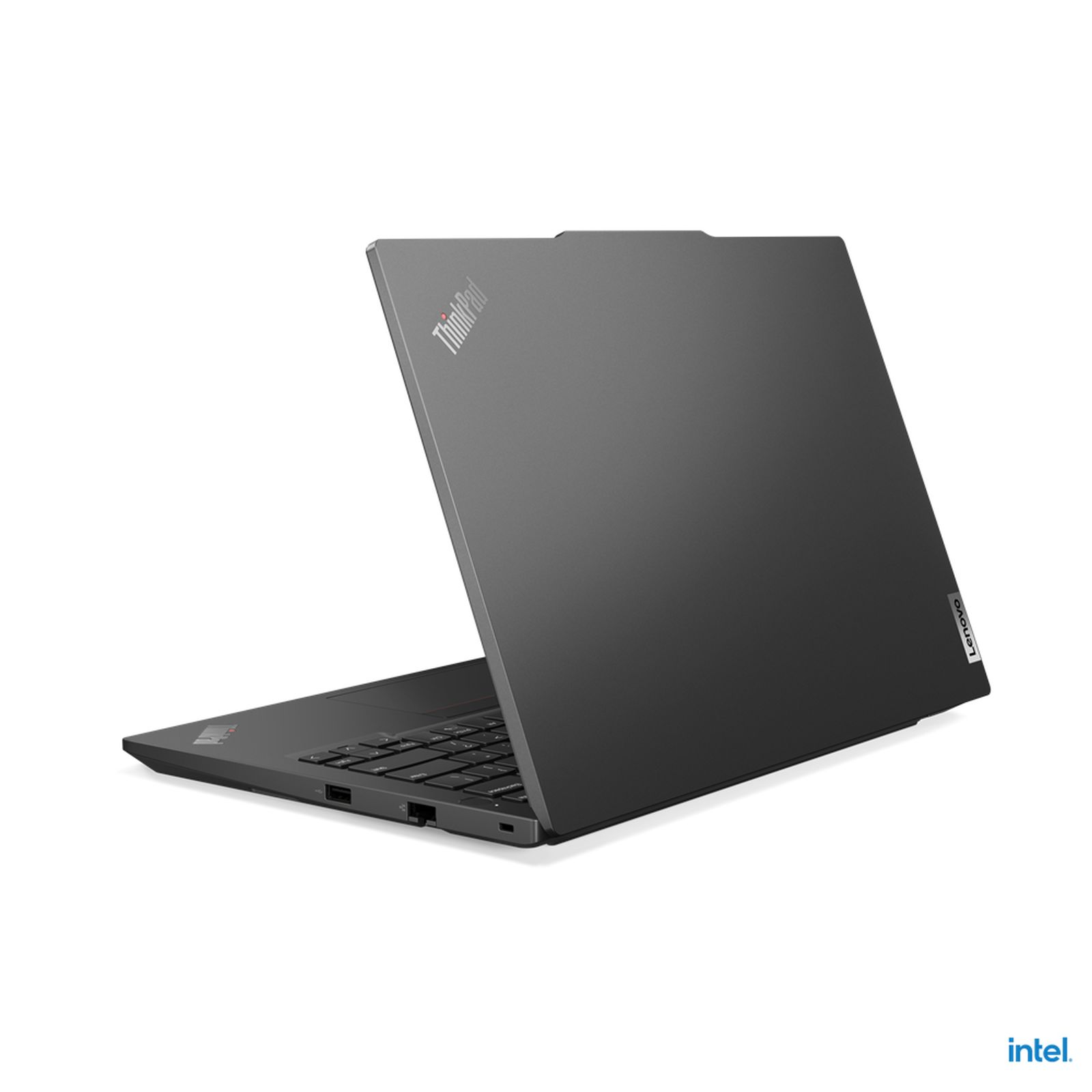 Widok z tyłu ciemnoszarego laptopa z logo ThinkPad, na ciemnym tle. Widoczne logo Intel.