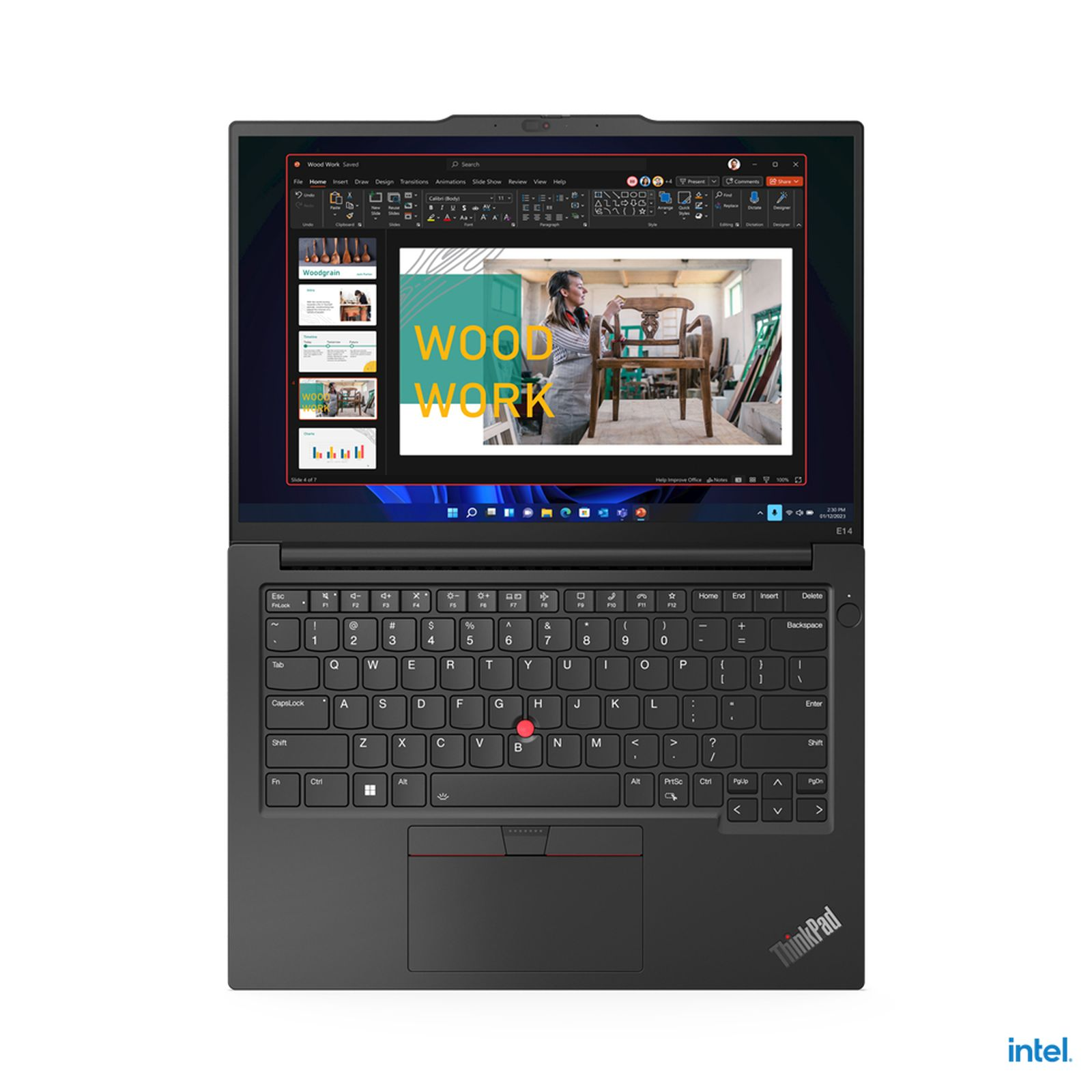 Laptop z prezentacją na ekranie. Laptop jest otwarty i na białej powierzchni.