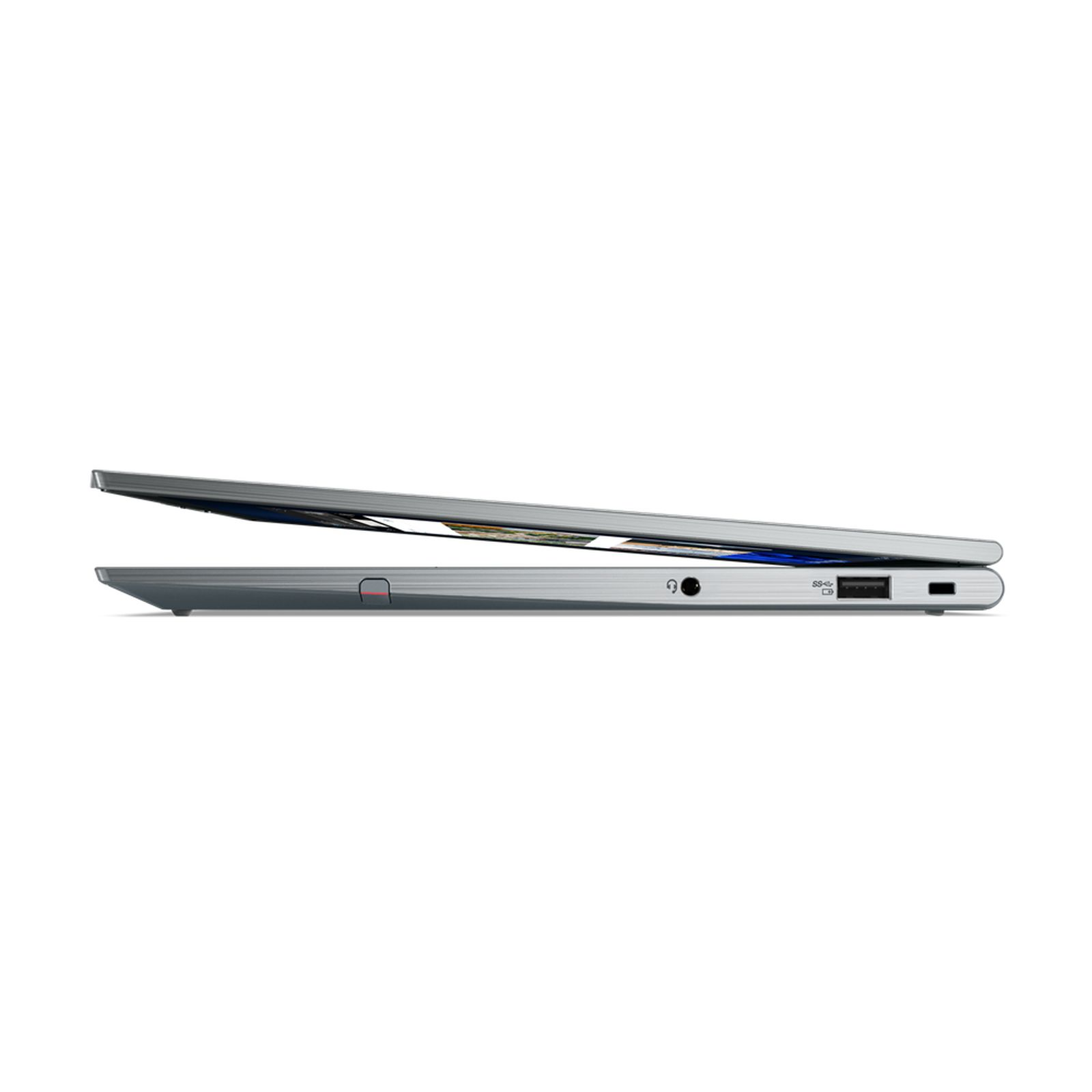 Vista laterale del laptop, leggermente aperto, colore argento. Il lato ha una porta USB e un jack per cuffie.
