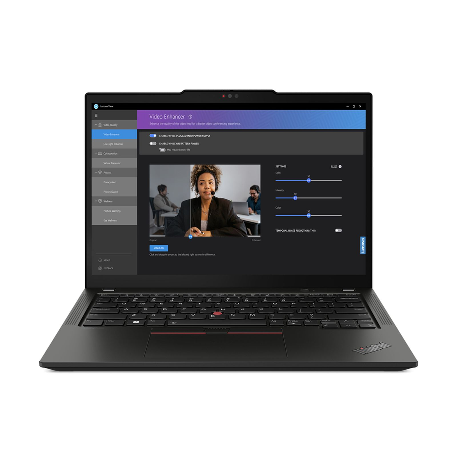 Ein schwarzer Lenovo ThinkPad-Laptop, der auf einer weißen Oberfläche geöffnet ist. Der Bildschirm zeigt eine Video-Enhancer-Oberfläche.