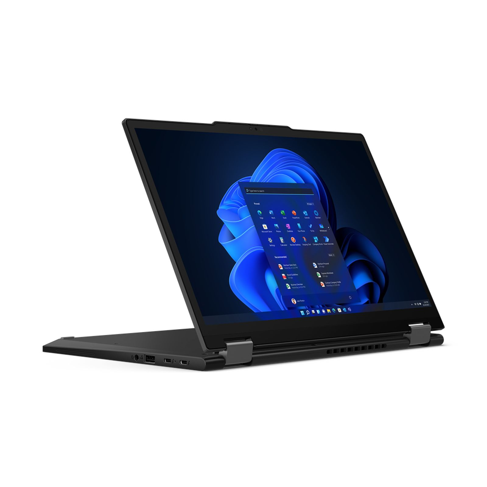 Schwarzer Laptop mit blauem Windows-Bildschirm, abgewinkelt auf weißer Oberfläche.