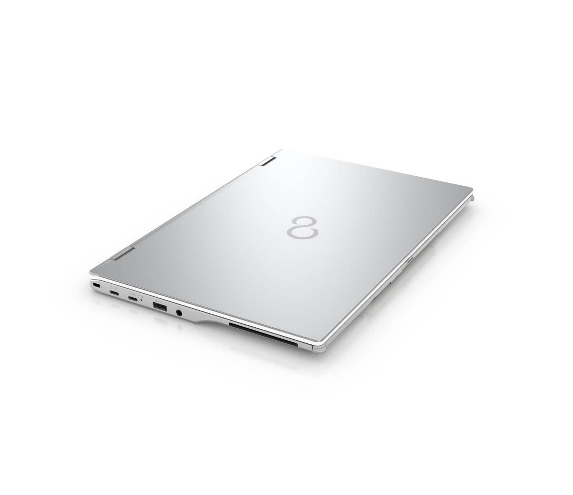 Laptop argentato su sfondo bianco. Il laptop è chiuso, mostra la parte superiore. Il logo è visibile.