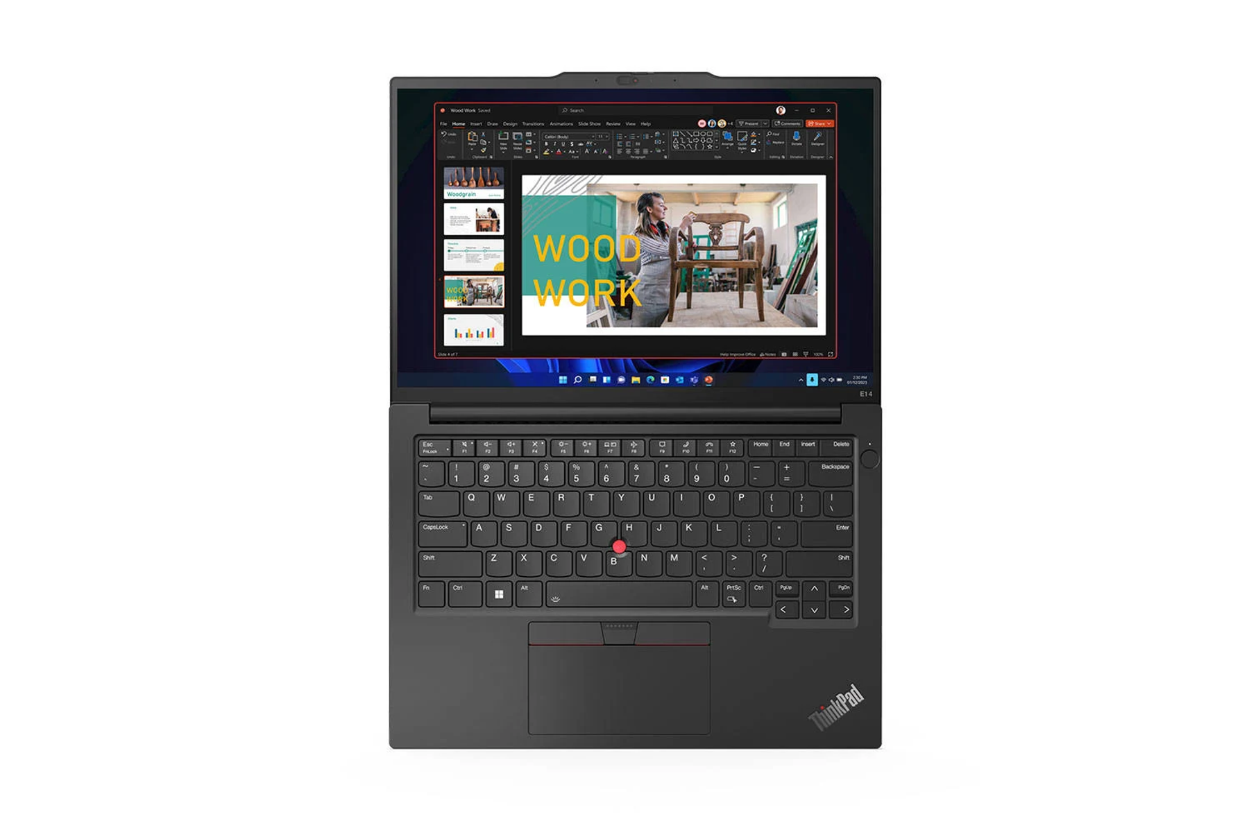 Schwarzer Laptop, der eine Präsentation über Holzarbeiten zeigt. Tastatur und Touchpad sind sichtbar. Weißer Hintergrund.