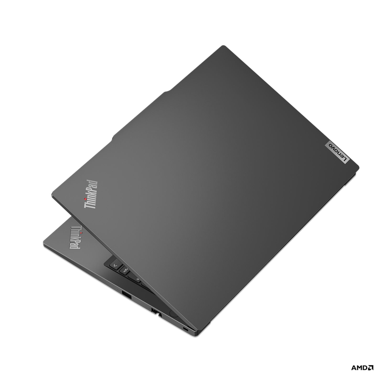 Schwarzer ThinkPad-Laptop, Draufsicht, leicht geöffnet. Lenovo-Logo und AMD-Logo sichtbar.