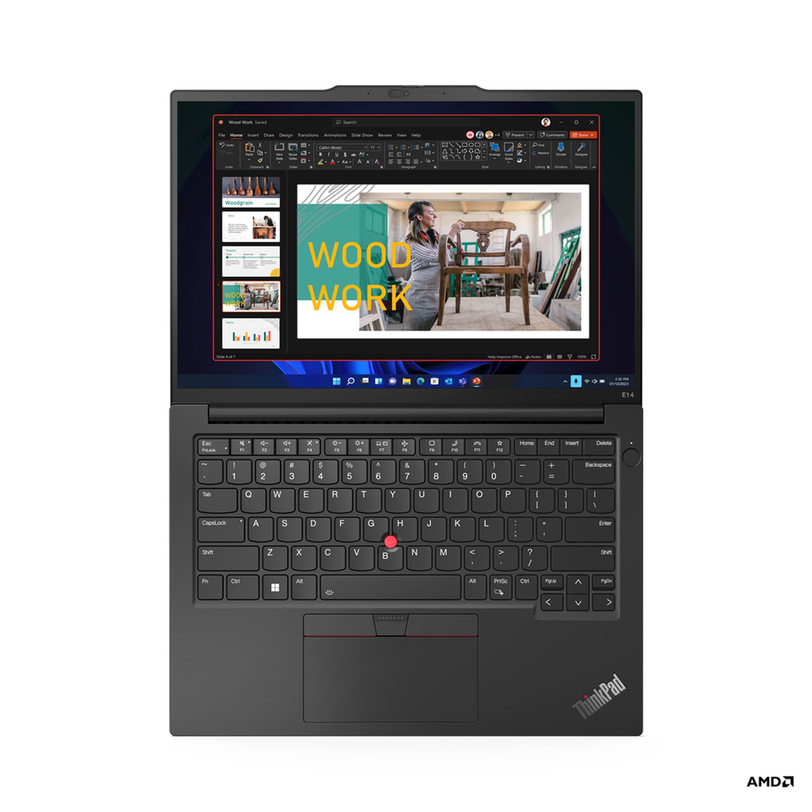 Ein geöffnetes Laptop, das eine Holzbearbeitungspräsentation anzeigt. Tastatur, Trackpad und ThinkPad-Logo sind sichtbar.