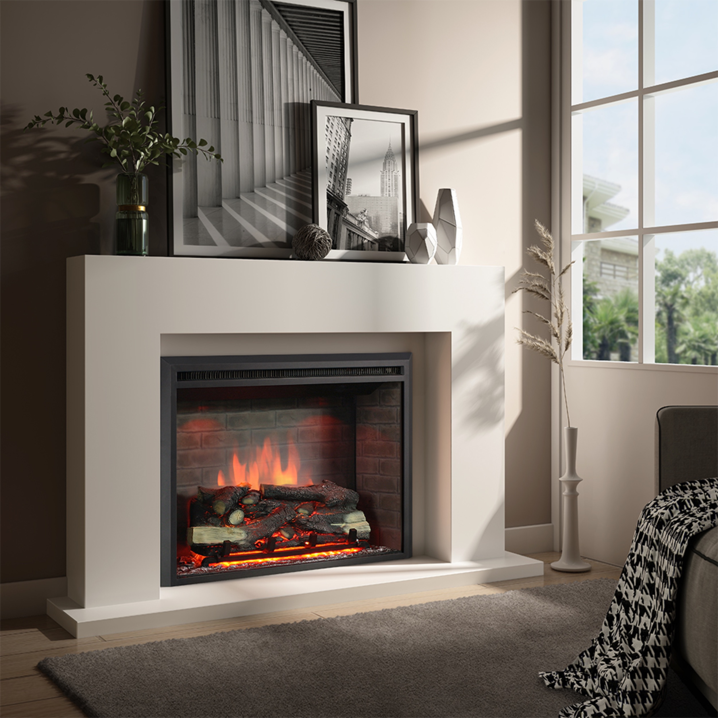Kamin mit Feuer. Eine Vase und ein Bilderrahmen sind oben drauf.