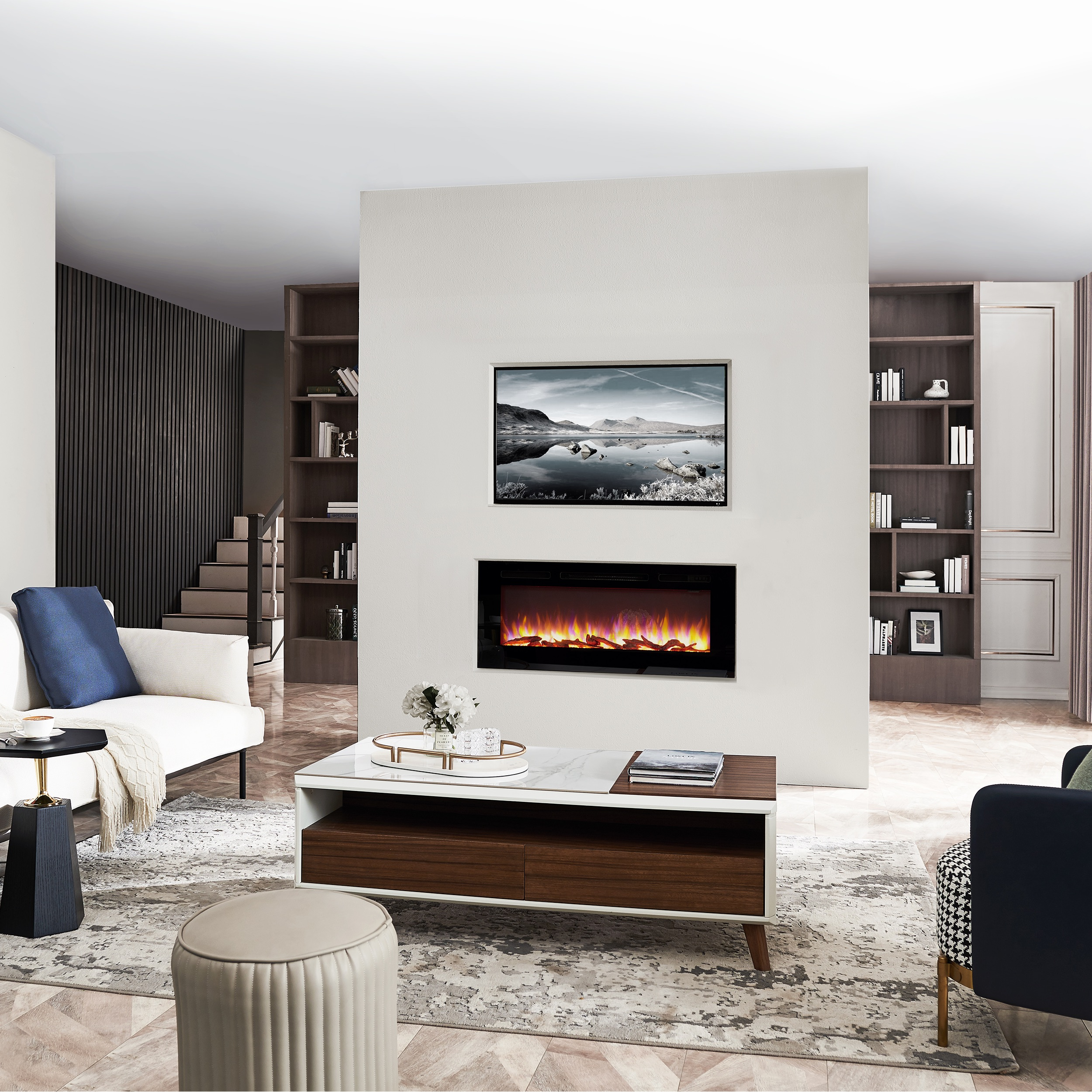 Wohnzimmer mit Kamin. Es umfasst ein Sofa, einen Couchtisch und einen Fernseher darüber.
