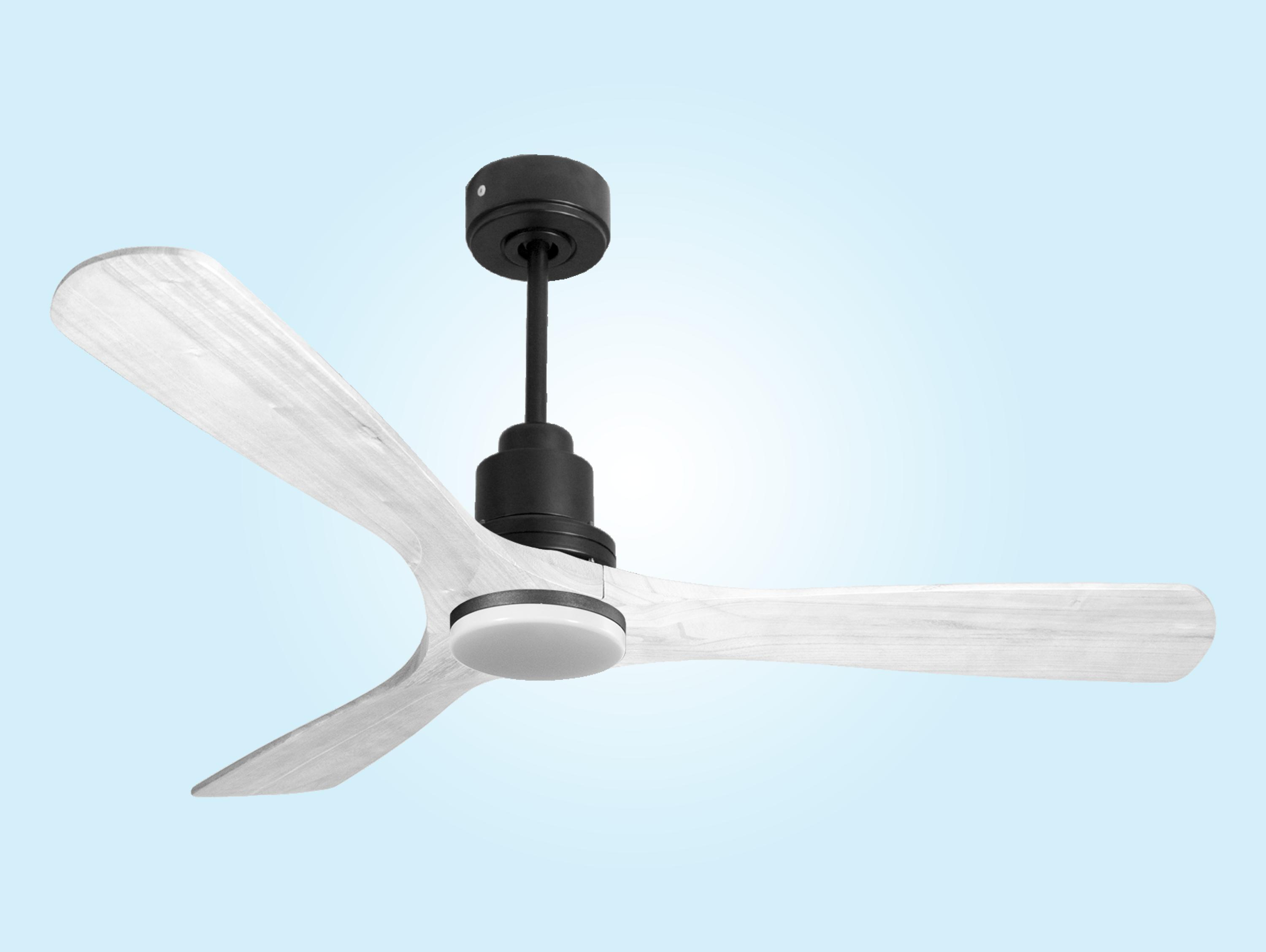 Ventilador de techo moderno con tres aspas blancas y motor negro sobre fondo azul claro.
