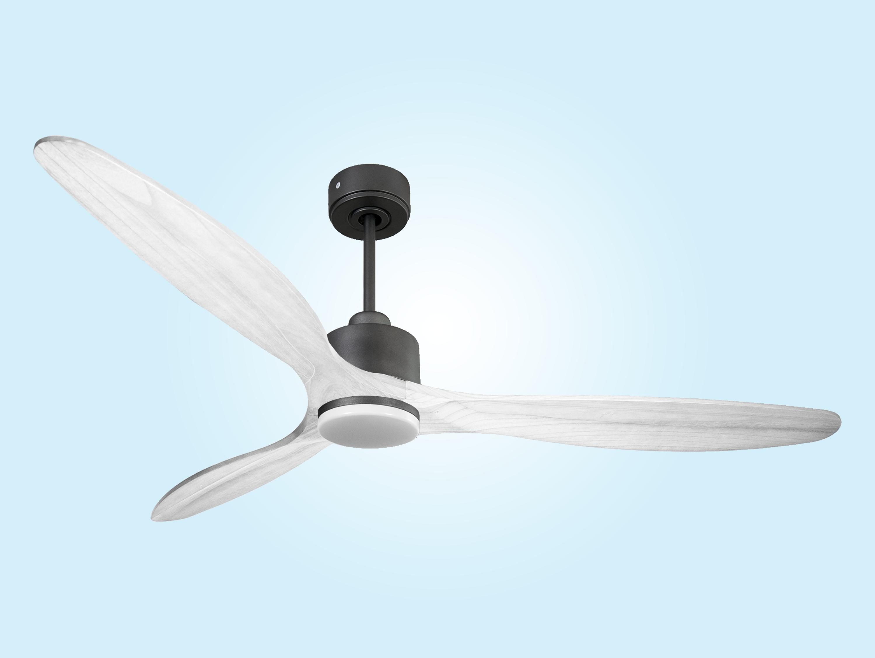 Un ventilador de techo con tres aspas. Tiene una carcasa del motor negra y aspas blancas, fondo azul.