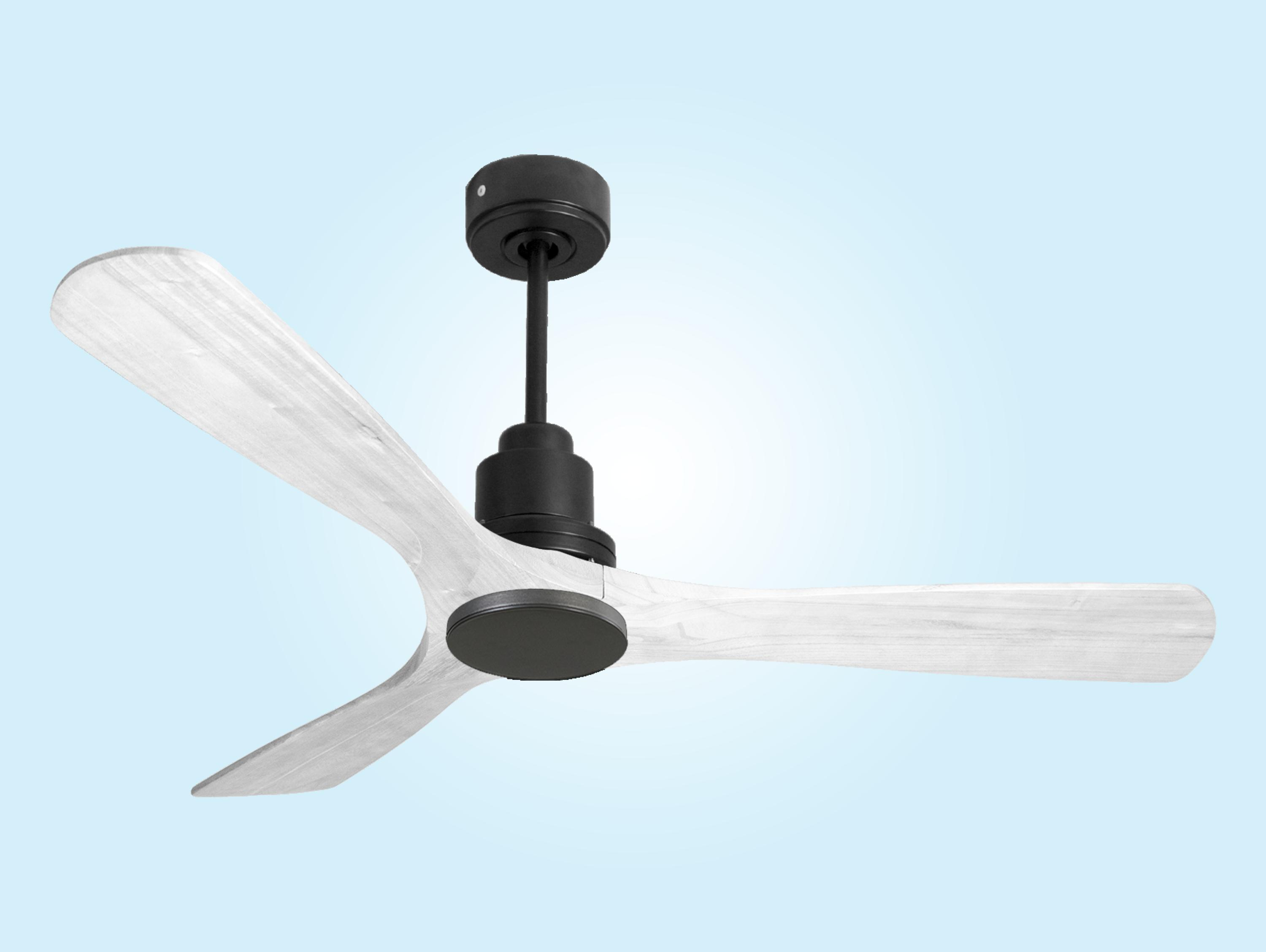 Ventilador de techo con tres aspas blancas y motor y carcasa negros. Fondo azul claro.