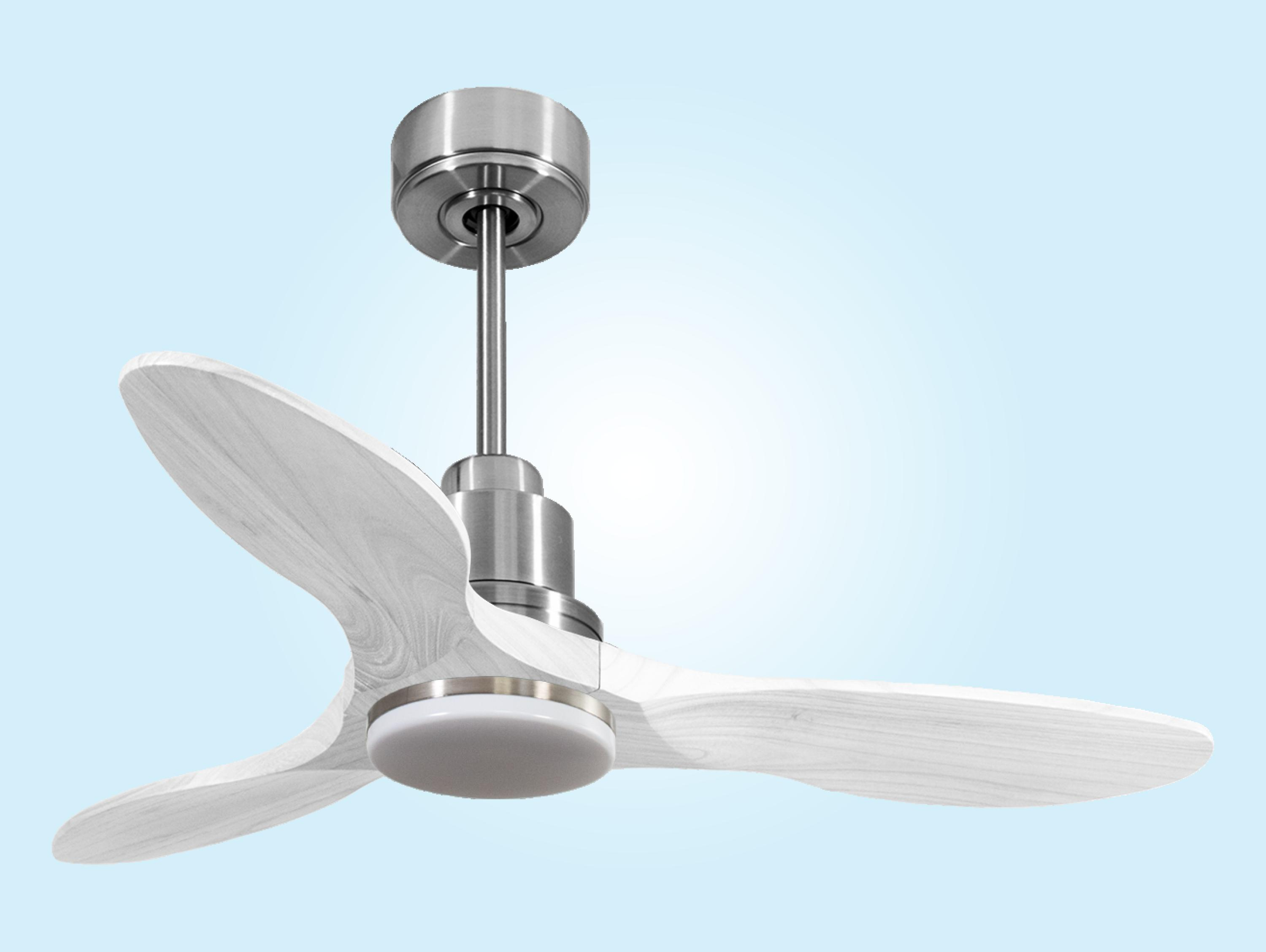 Ventilador de techo blanco con tres aspas. El ventilador está sobre un fondo degradado azul claro.