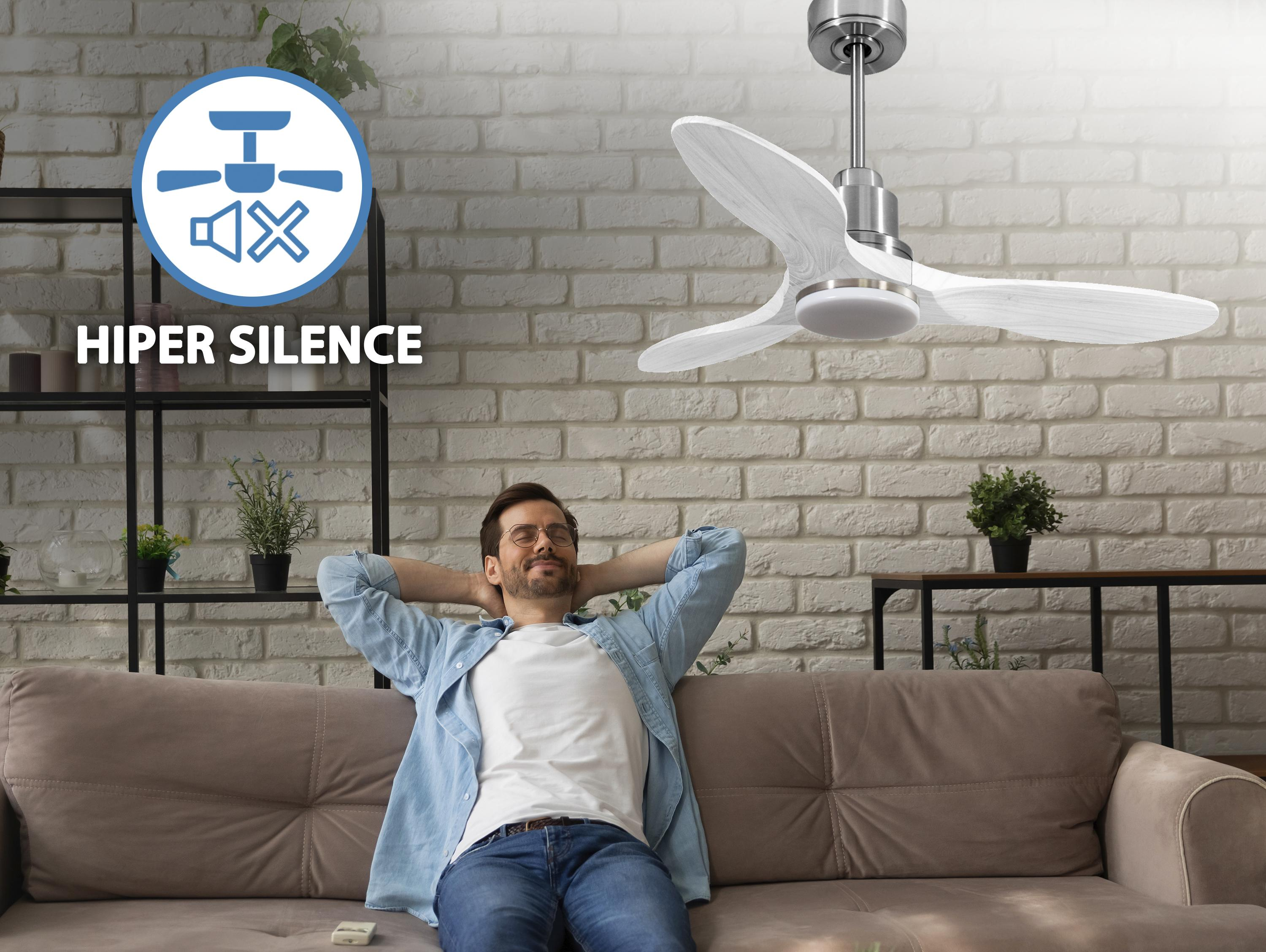 Hombre relajándose en sofá debajo de ventilador de techo, con icono 'Hiper Silence'.