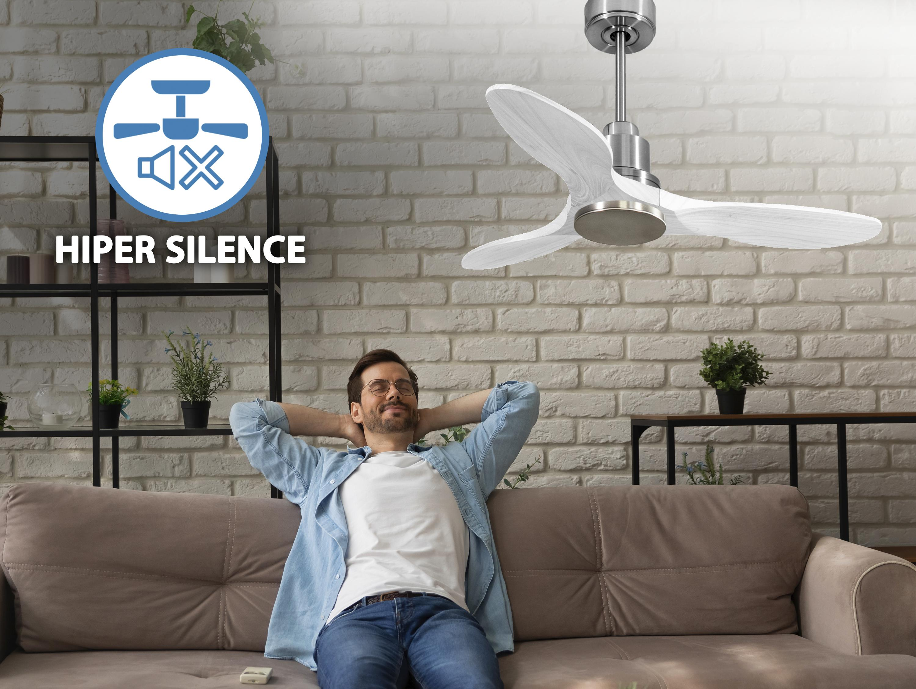 Hombre relajado en sofá, ventilador de techo arriba. Texto 'Hiper Silence'.
