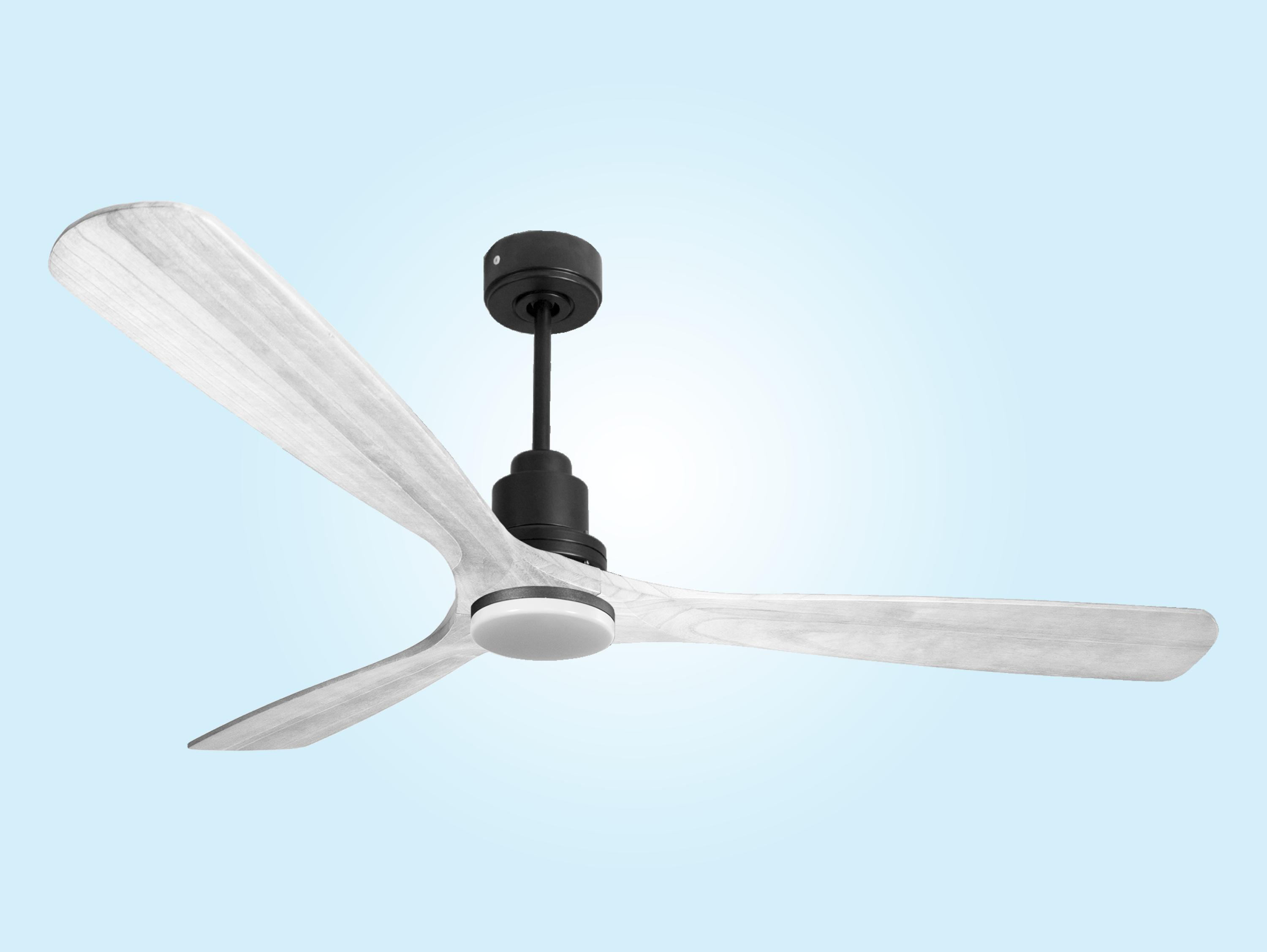 Ventilador de techo con tres aspas de madera y un motor y vástago negros.