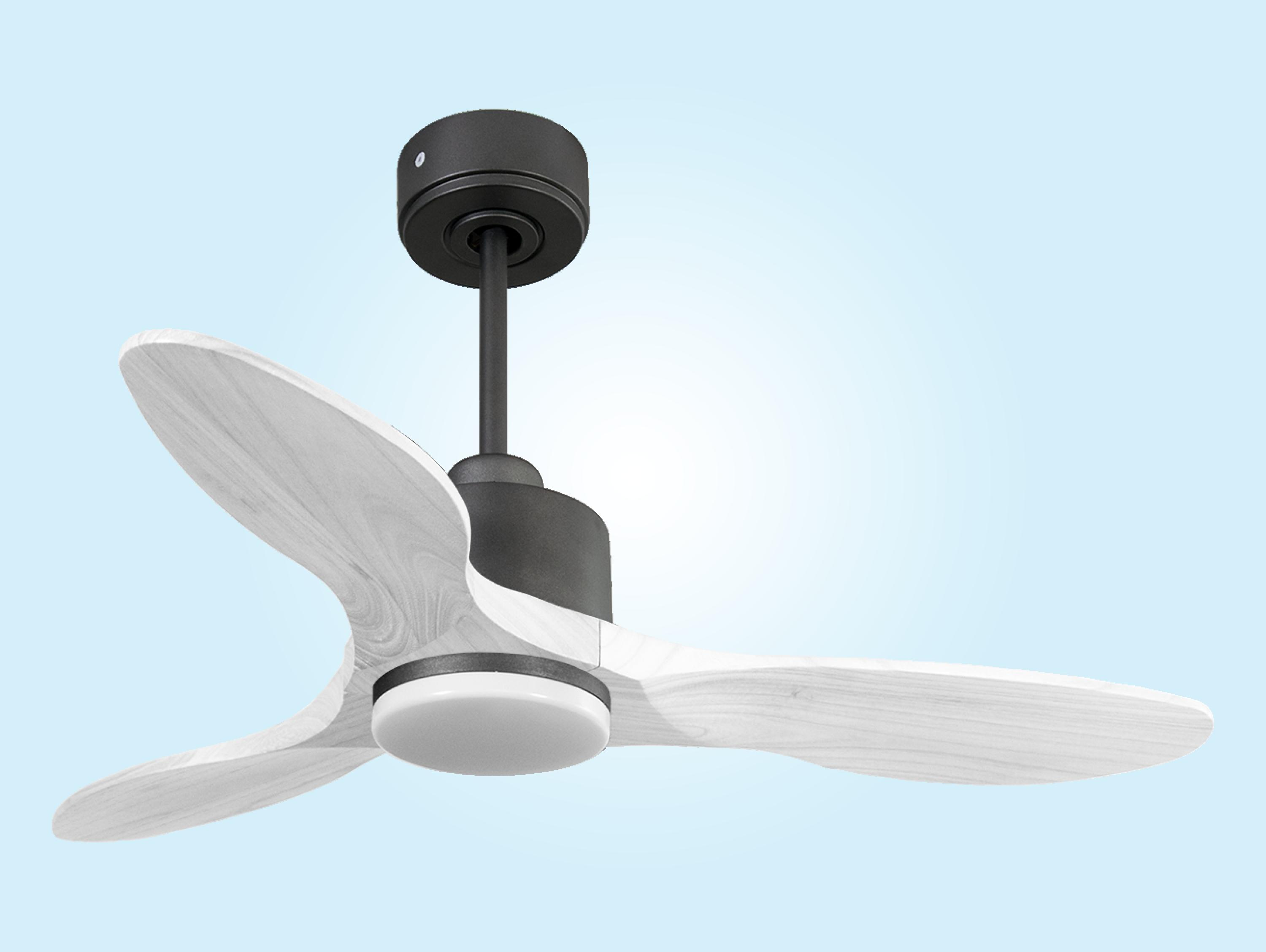 Ventilador de techo con tres aspas de madera y una luz, sobre fondo azul.