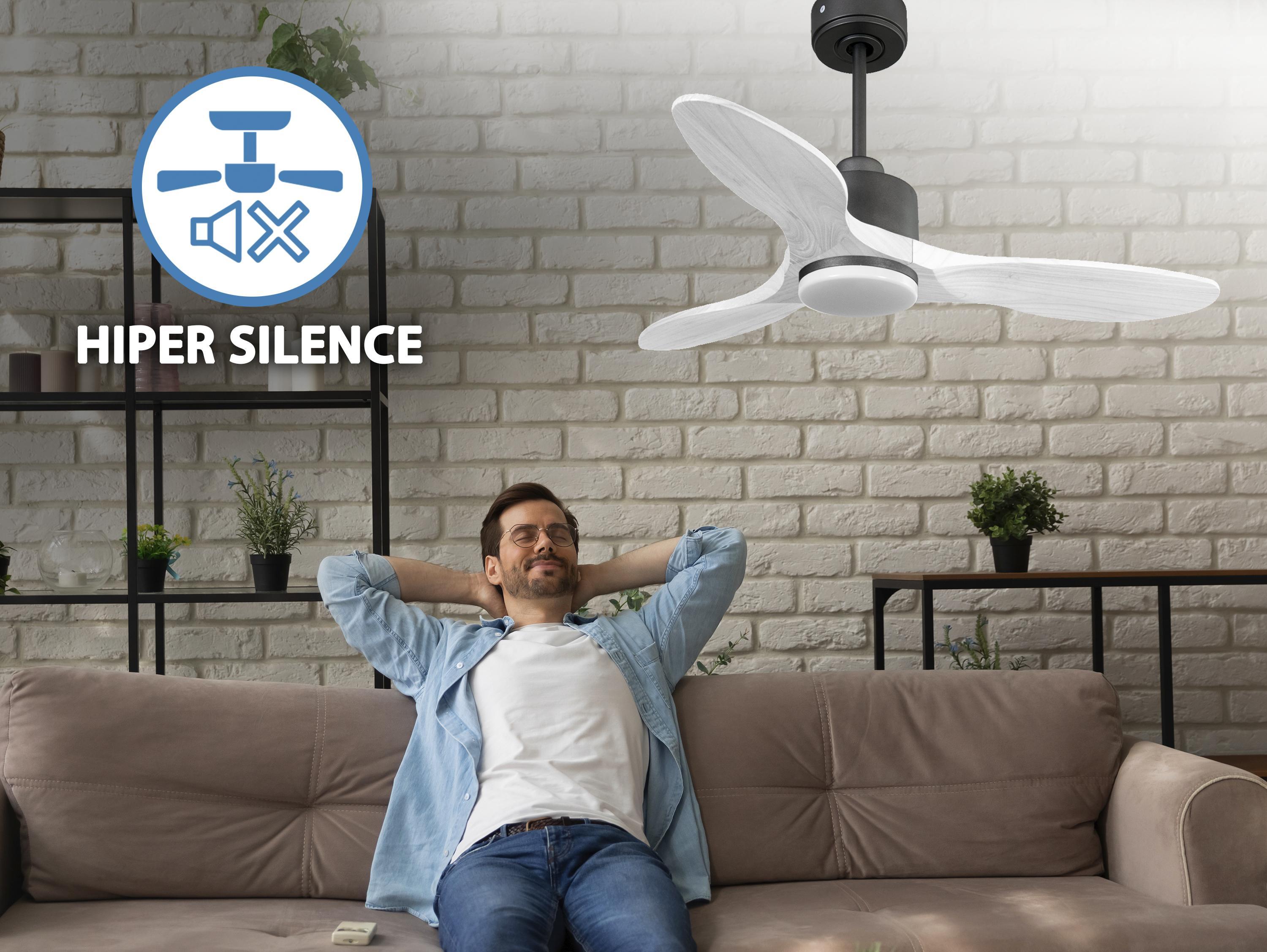 Hombre relajándose en un sofá, mirando hacia arriba, con ventilador de techo y texto 'HIPER SILENCE'.