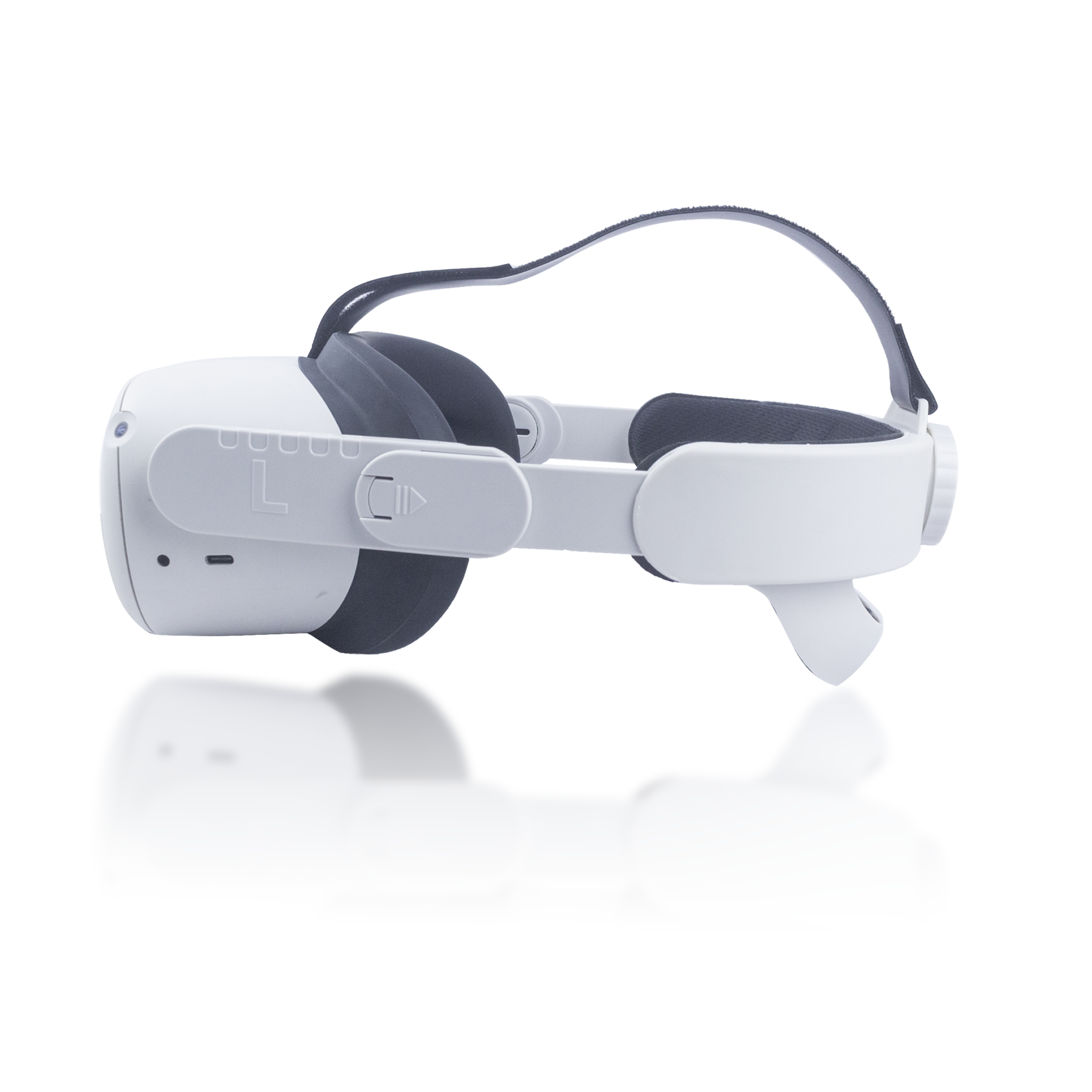 Een witte VR-headset, schuin, op een wit oppervlak. Het heeft een bandje en de letter L aan de zijkant.