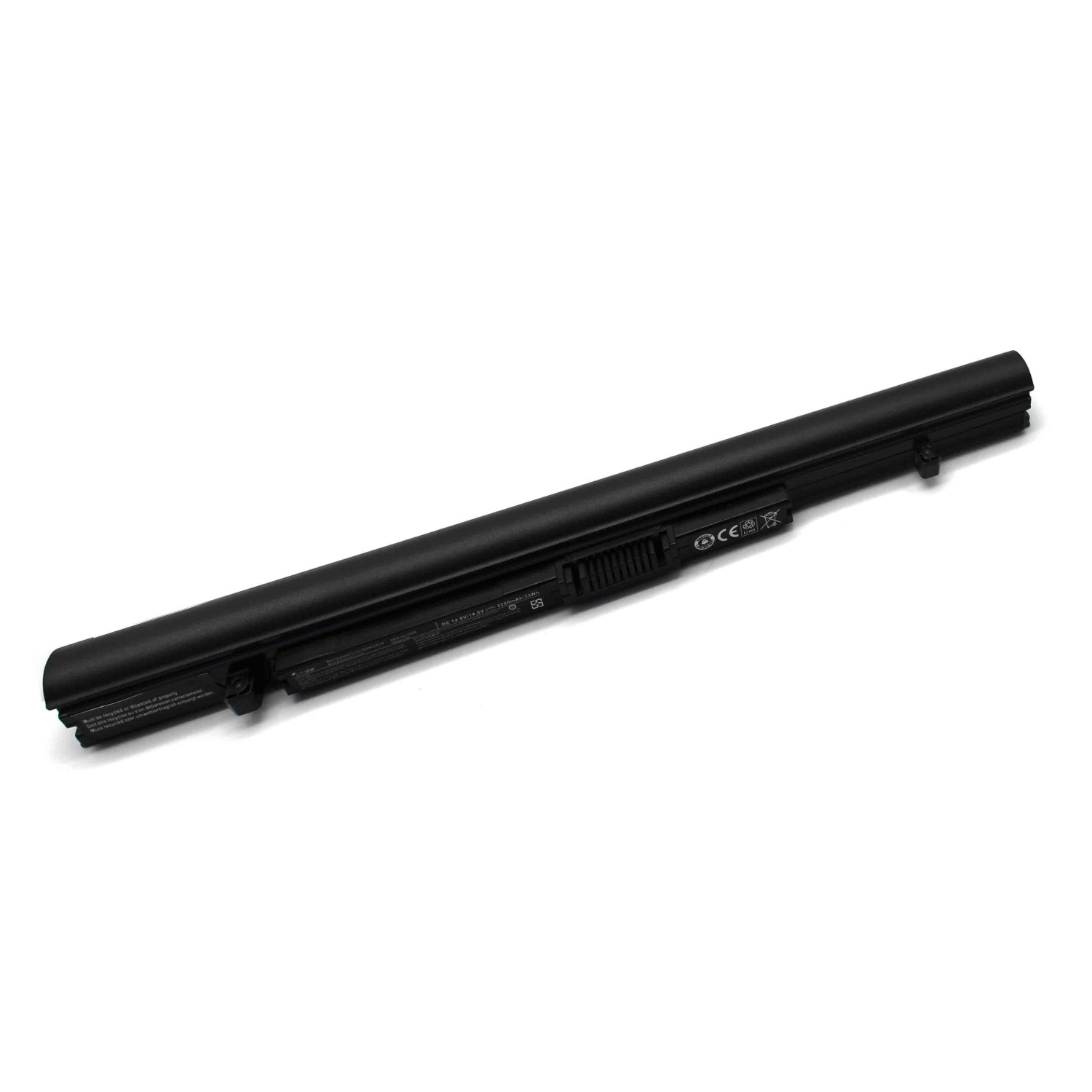 Batería negra de portátil sobre superficie blanca. Tiene forma rectangular y es de color negro.