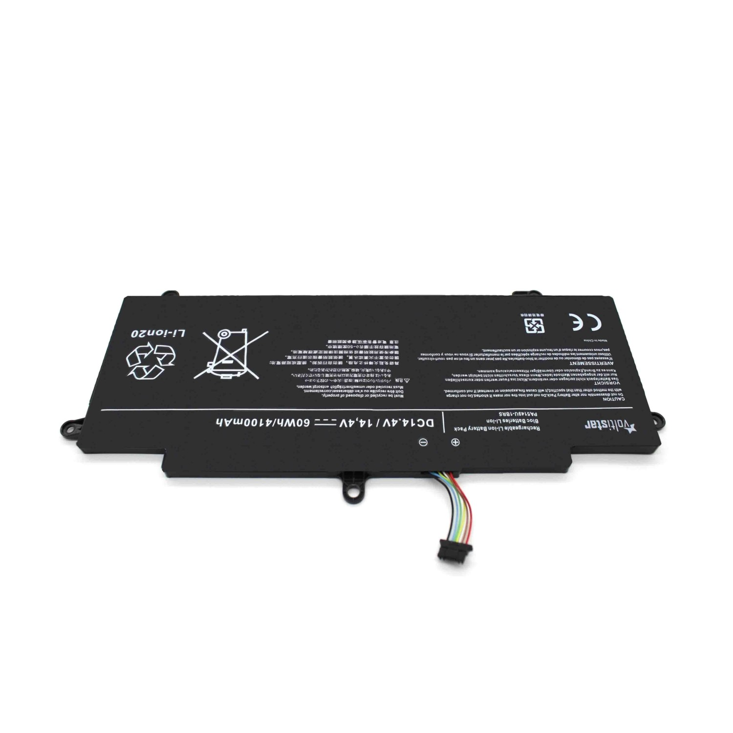 Batería negra de portátil con etiquetas y conector sobre fondo blanco, vista superior.