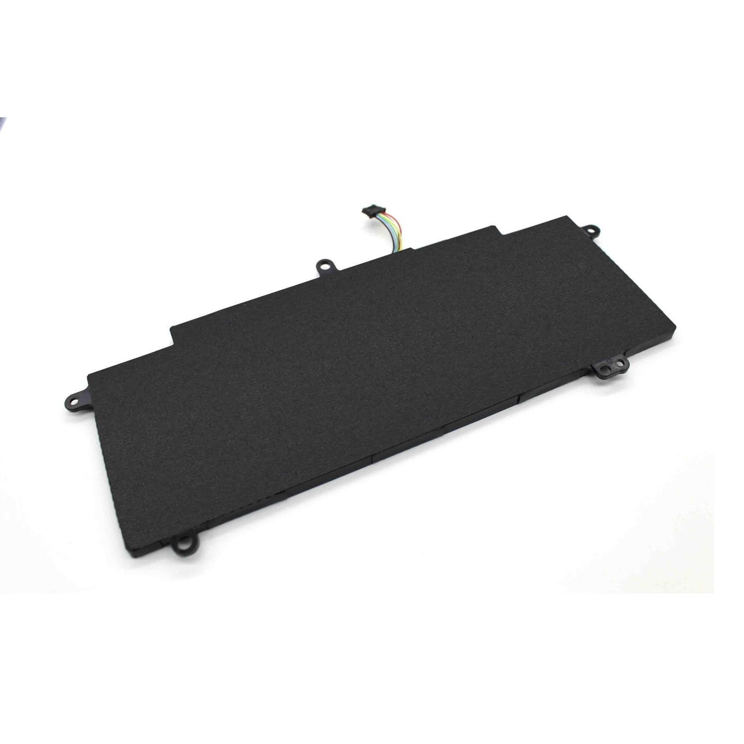 Batería negra de portátil sobre fondo blanco. Es rectangular con un conector y otros pequeños detalles.