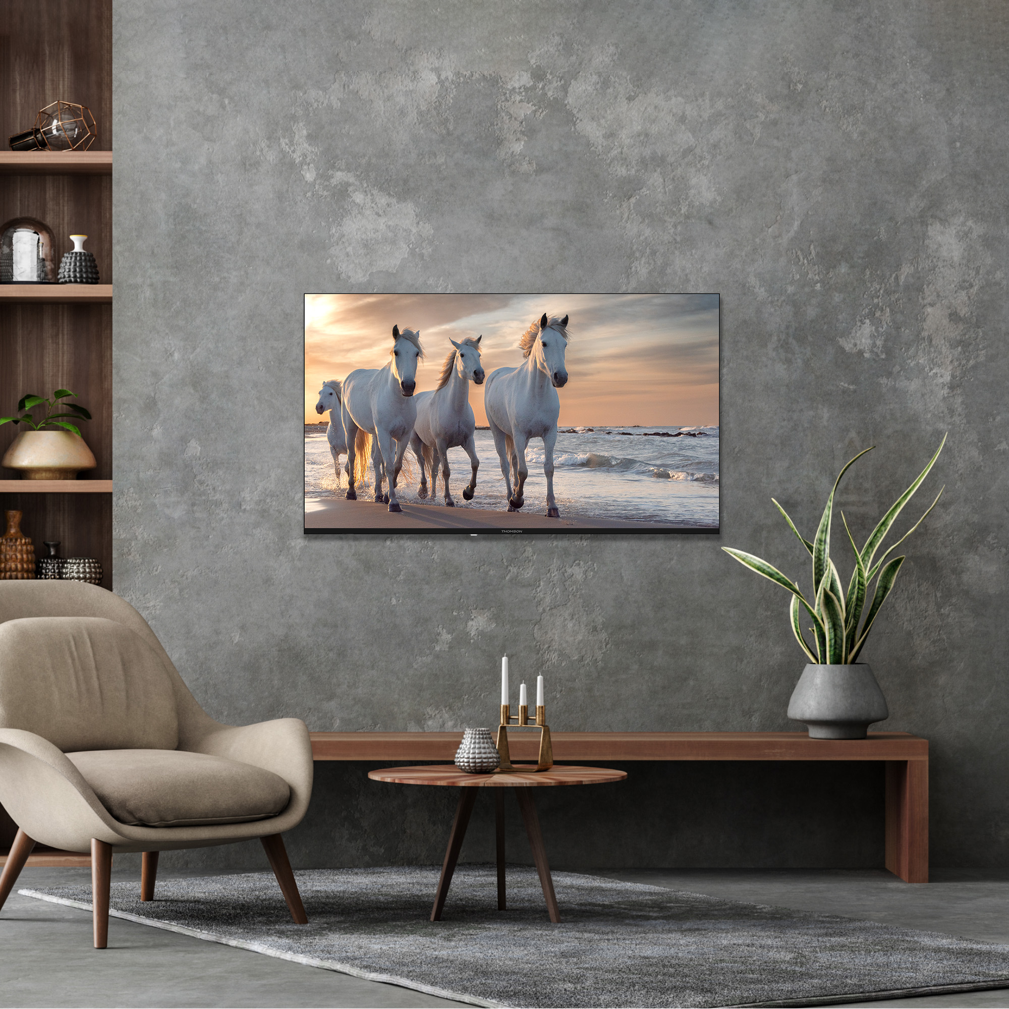 TV a muro con cavalli sulla spiaggia. Sedia e decorazioni in primo piano.