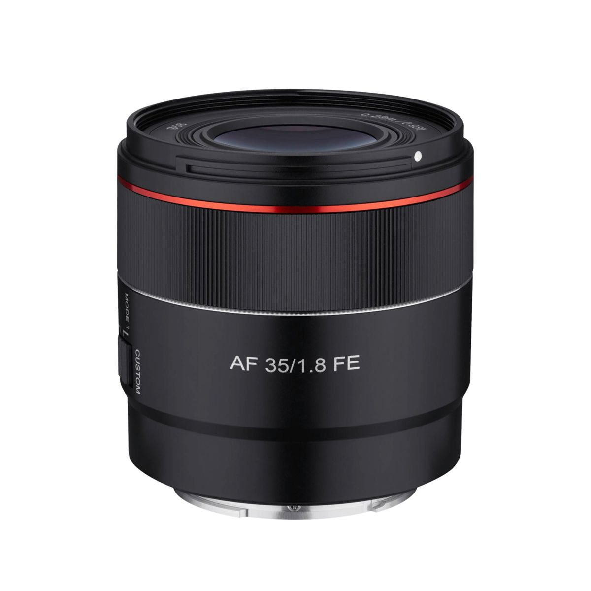 Czarny obiektyw z czerwonym pierścieniem i tekstem. Obiektyw posiada niestandardowe i trybowe elementy sterujące. Obiektyw jest cylindryczny.